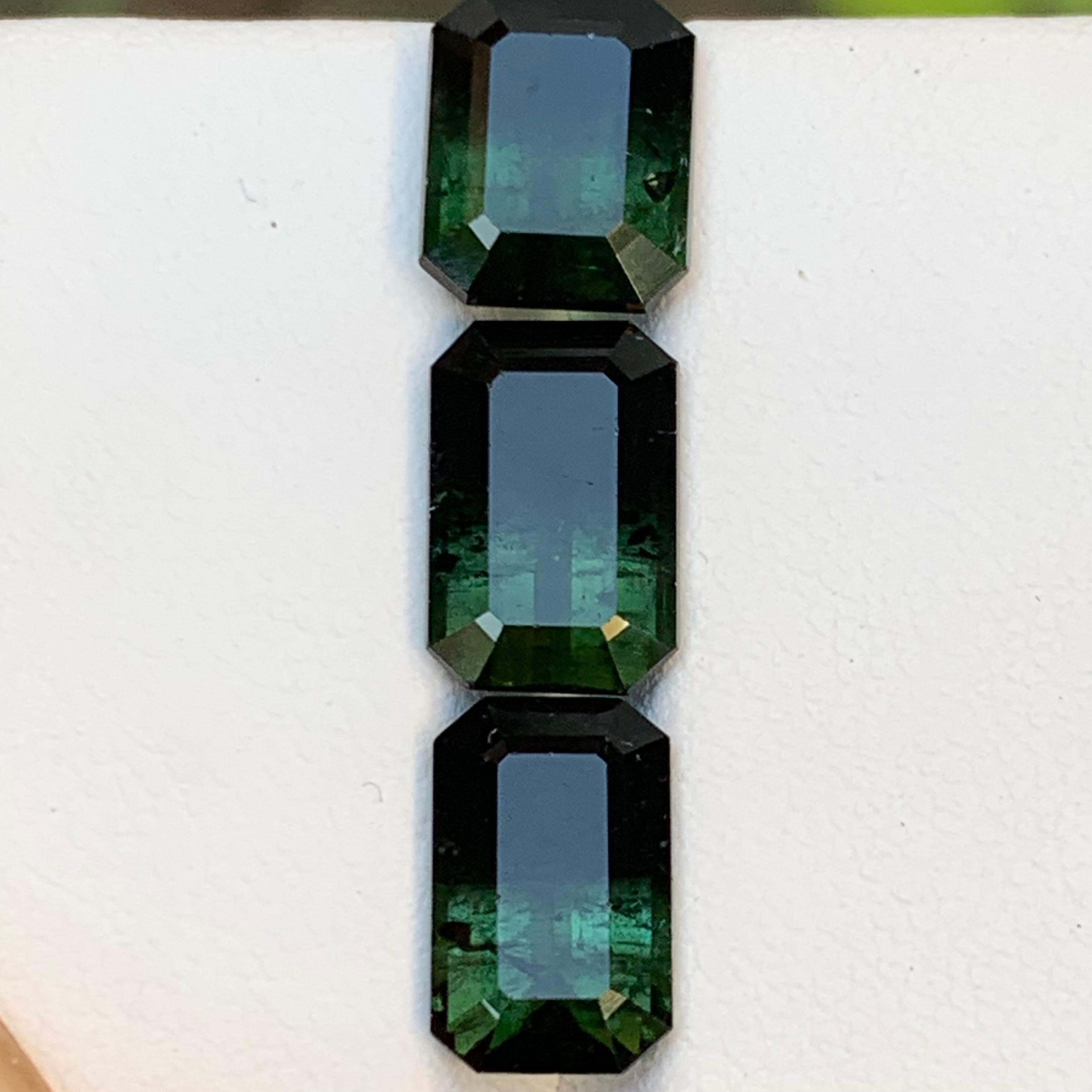 Tourmaline naturelle bicolore vert foncé et noir pierres en vrac 10.20 carats taille émeraude de Kunar, Afghanistan !!!

💎 TYPE DE PIERRE PRÉCIEUSE : Tourmaline
⚖️ POIDS : 10.20 Carats
🪚 SHAPE & CUT : Taille émeraude
📏 TAILLE (MM) : 
3,60 Ct