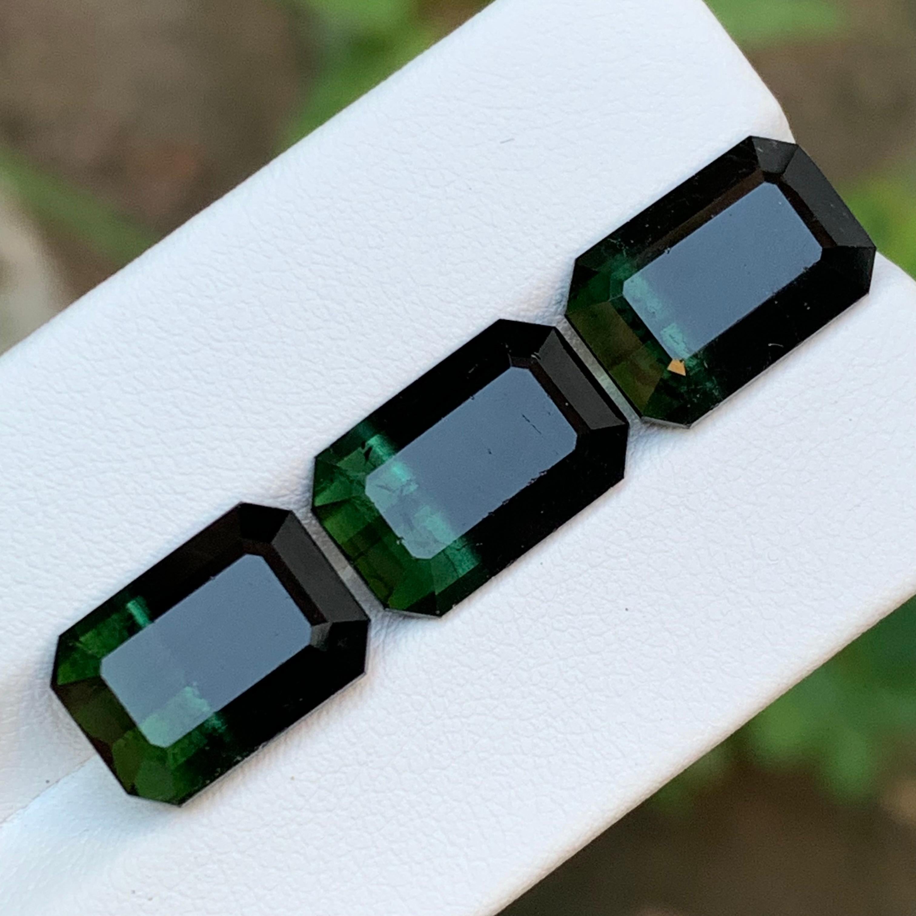 Tourmaline naturelle bicolore vert foncé et noir pierres en vrac 23.10 carats taille émeraude de Kunar, Afghanistan !!!

💎 TYPE DE PIERRE PRÉCIEUSE : Tourmaline
⚖️ POIDS : 23.10 Carats
🪚 SHAPE & CUT : Taille émeraude
📏 TAILLE (MM) : 
7,55 Ct