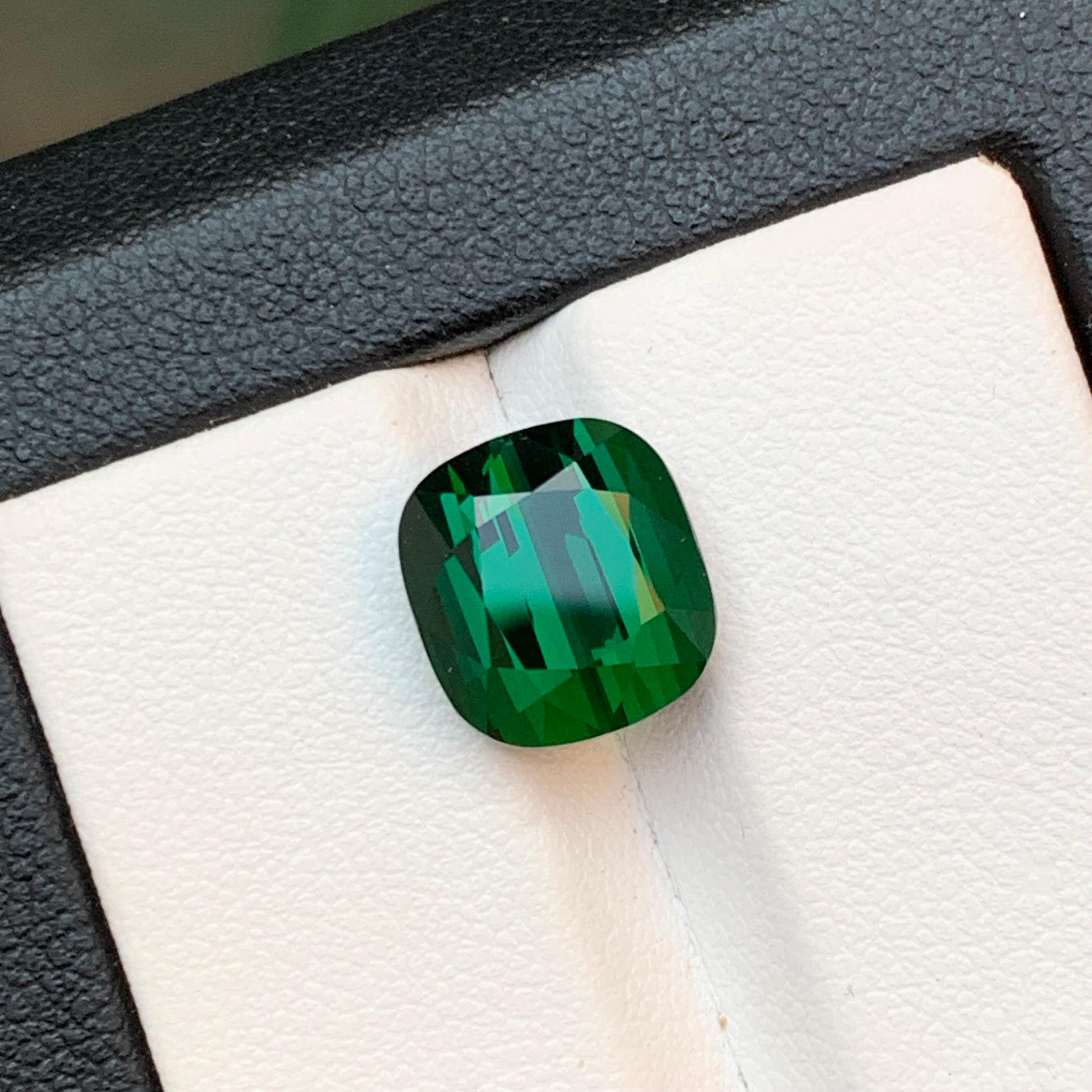 Tourmaline Naturelle de couleur vert foncé bleuté 5.90Ct Cushion Cut Jewell en vente 5