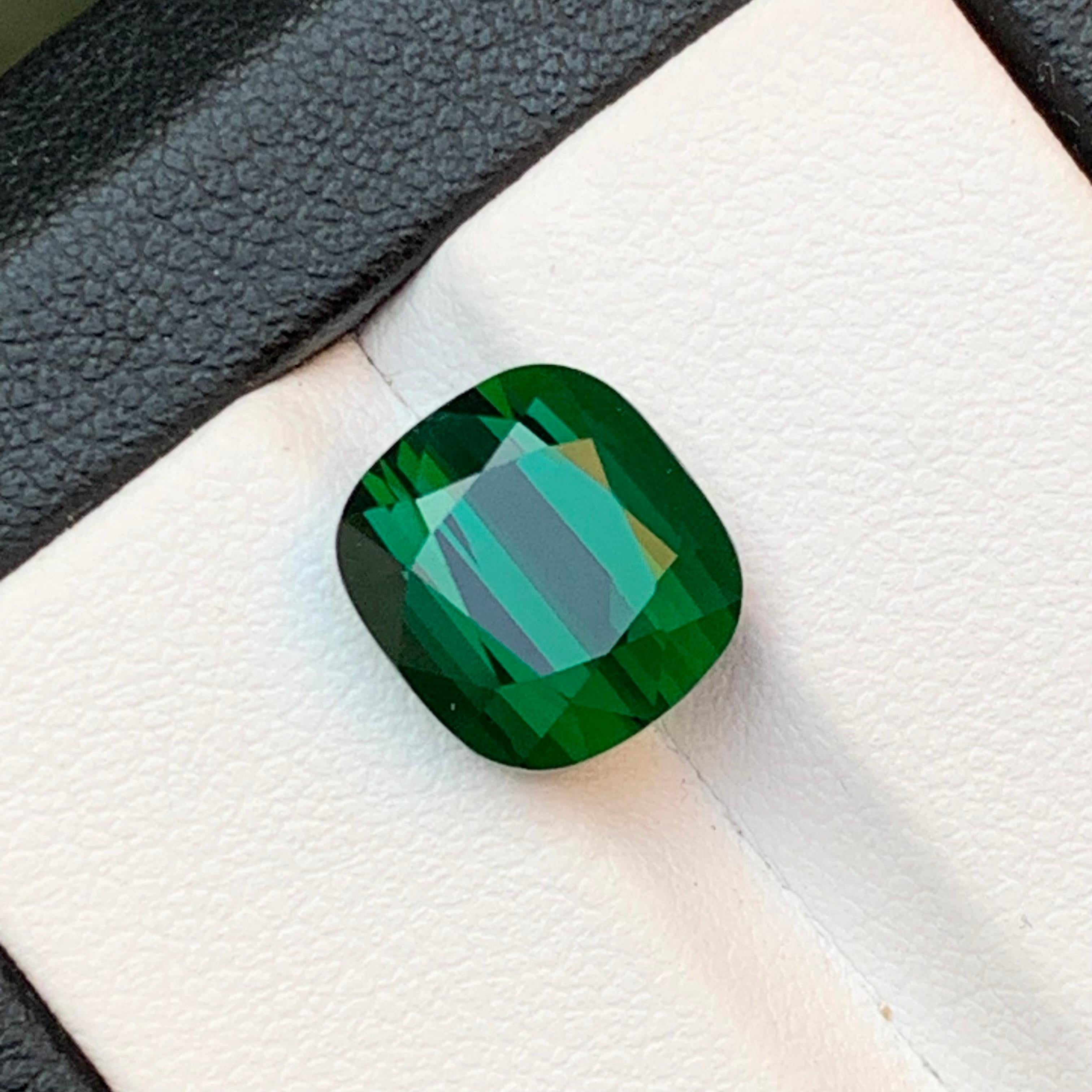 Contemporain Tourmaline Naturelle de couleur vert foncé bleuté 5.90Ct Cushion Cut Jewell en vente