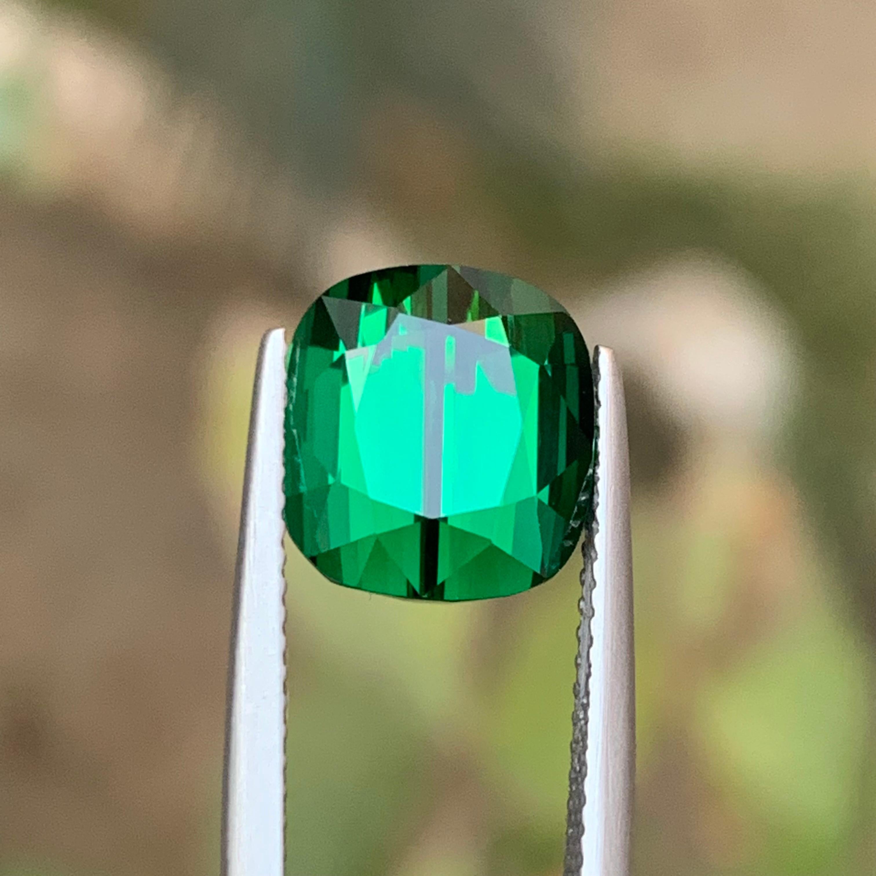 Taille coussin Tourmaline Naturelle de couleur vert foncé bleuté 5.90Ct Cushion Cut Jewell en vente