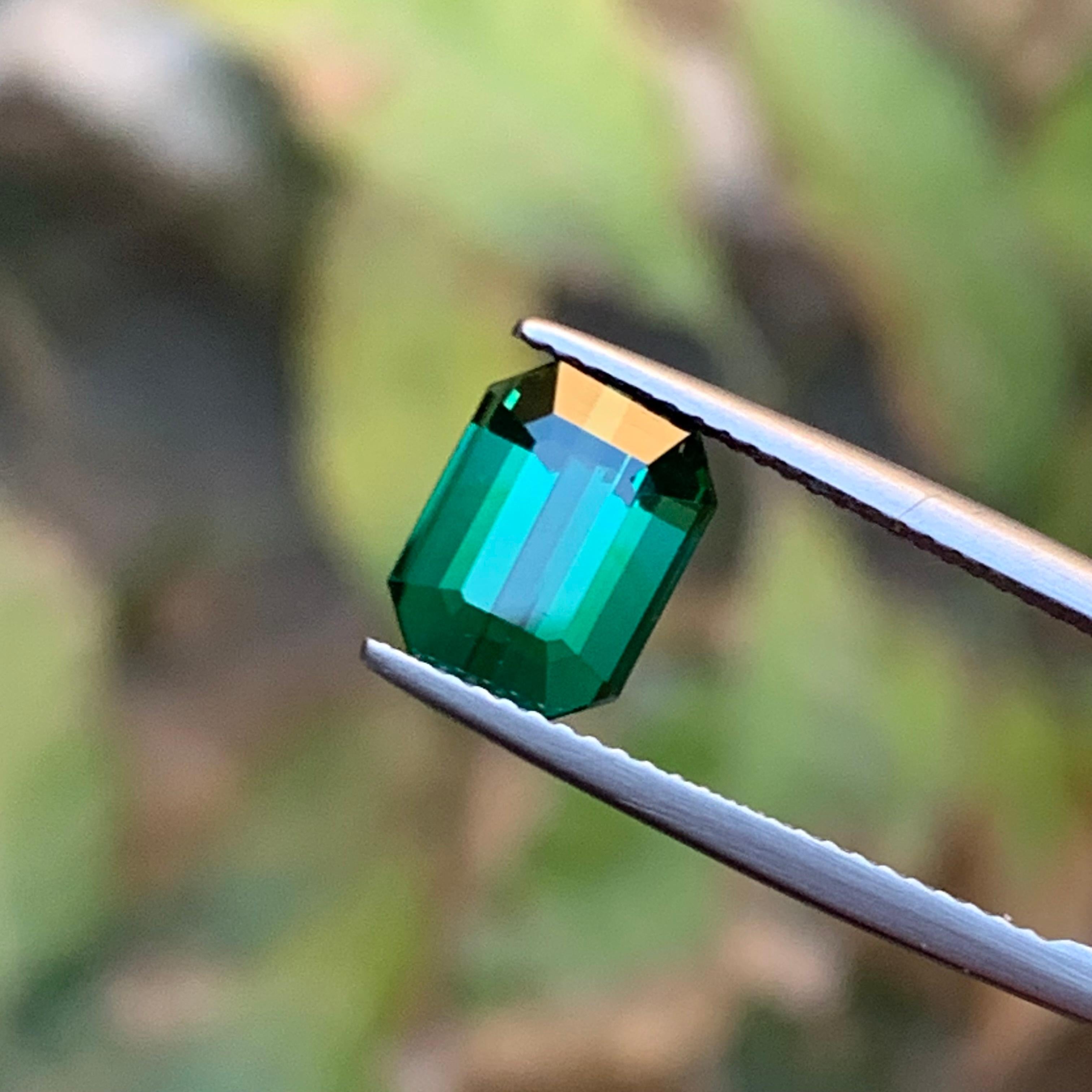 Contemporain Bague en tourmaline naturelle vert foncé, taille émeraude 3,60 carats en vente
