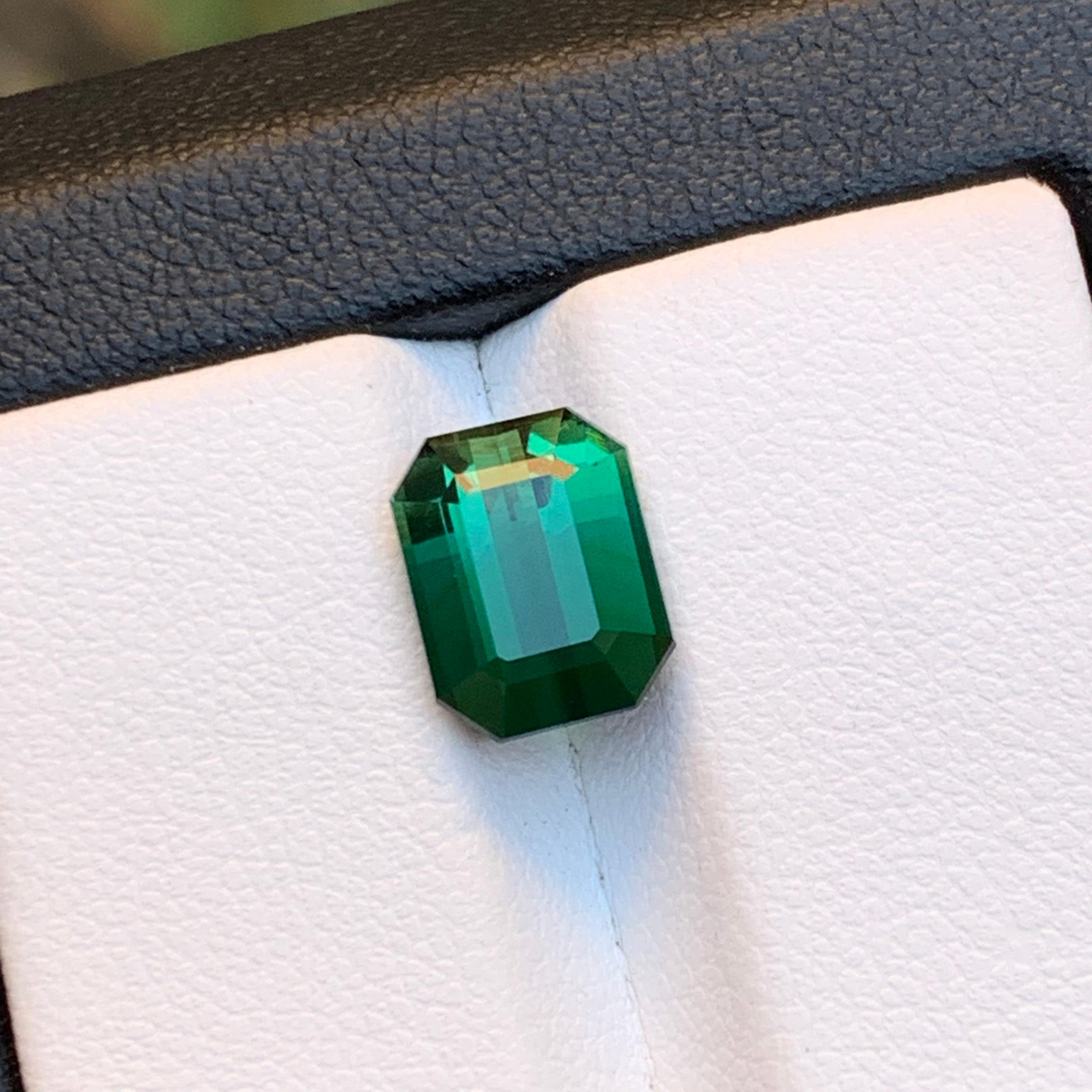 Bague en tourmaline naturelle vert foncé, taille émeraude 3,60 carats Unisexe en vente