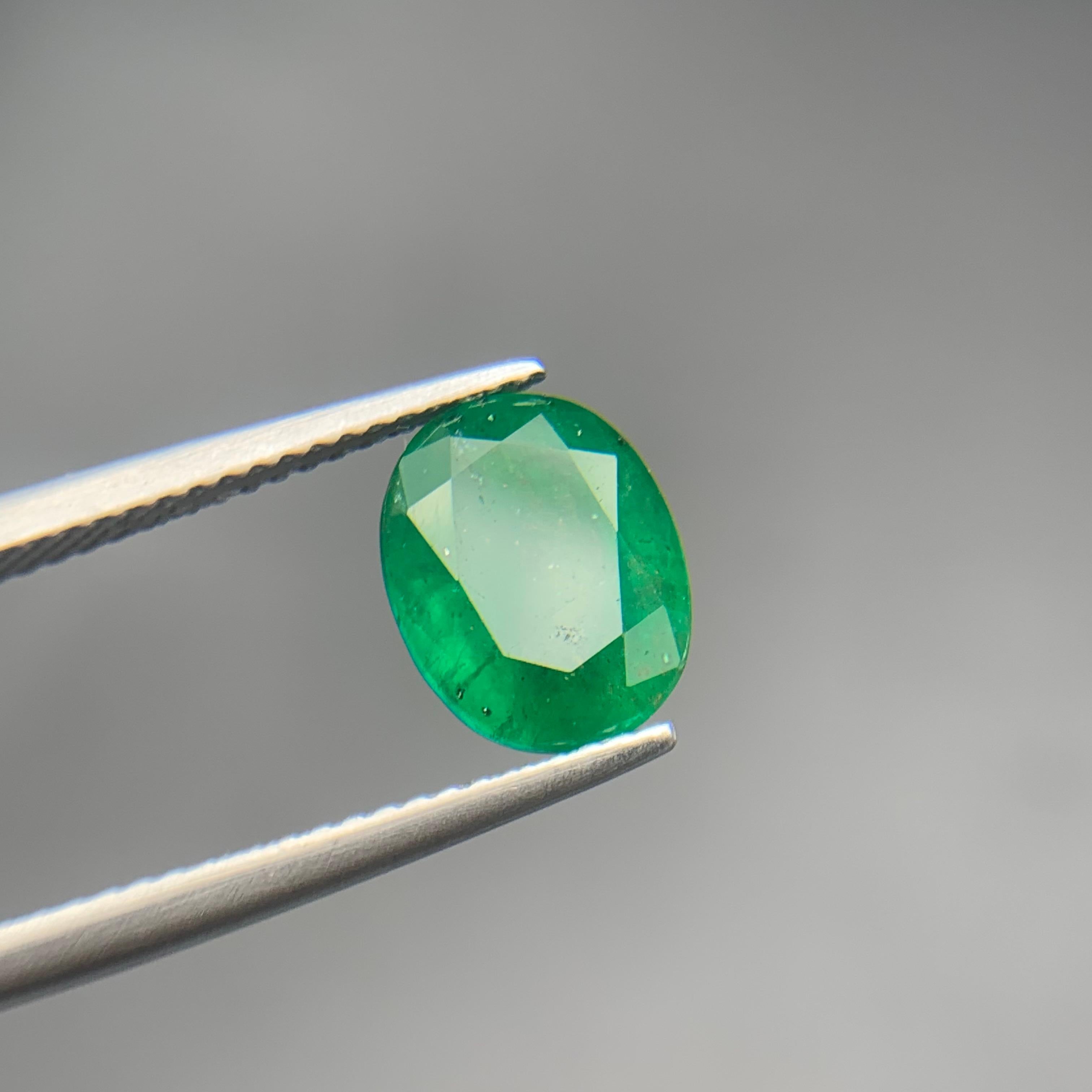 Smeraldo verde intenso da 2,70 carati, gemma naturale sfusa con taglio ovale per anello o gioielli in vendita 4