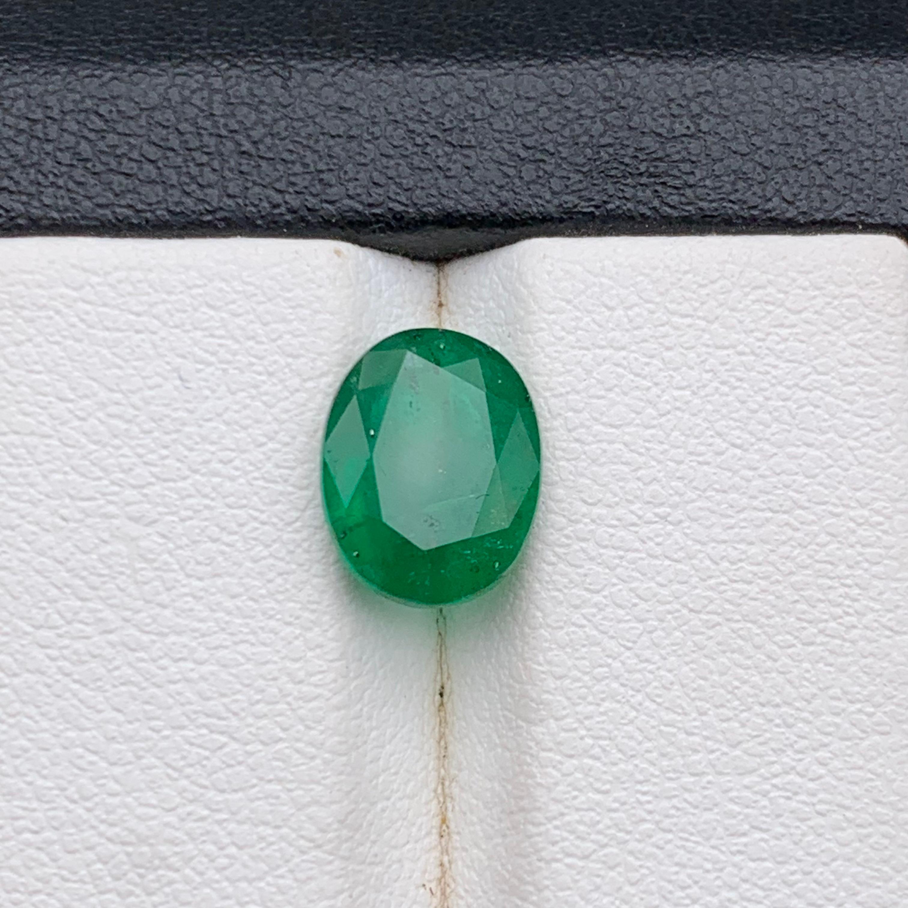 Smeraldo verde intenso da 2,70 carati, gemma naturale sfusa con taglio ovale per anello o gioielli in vendita 5