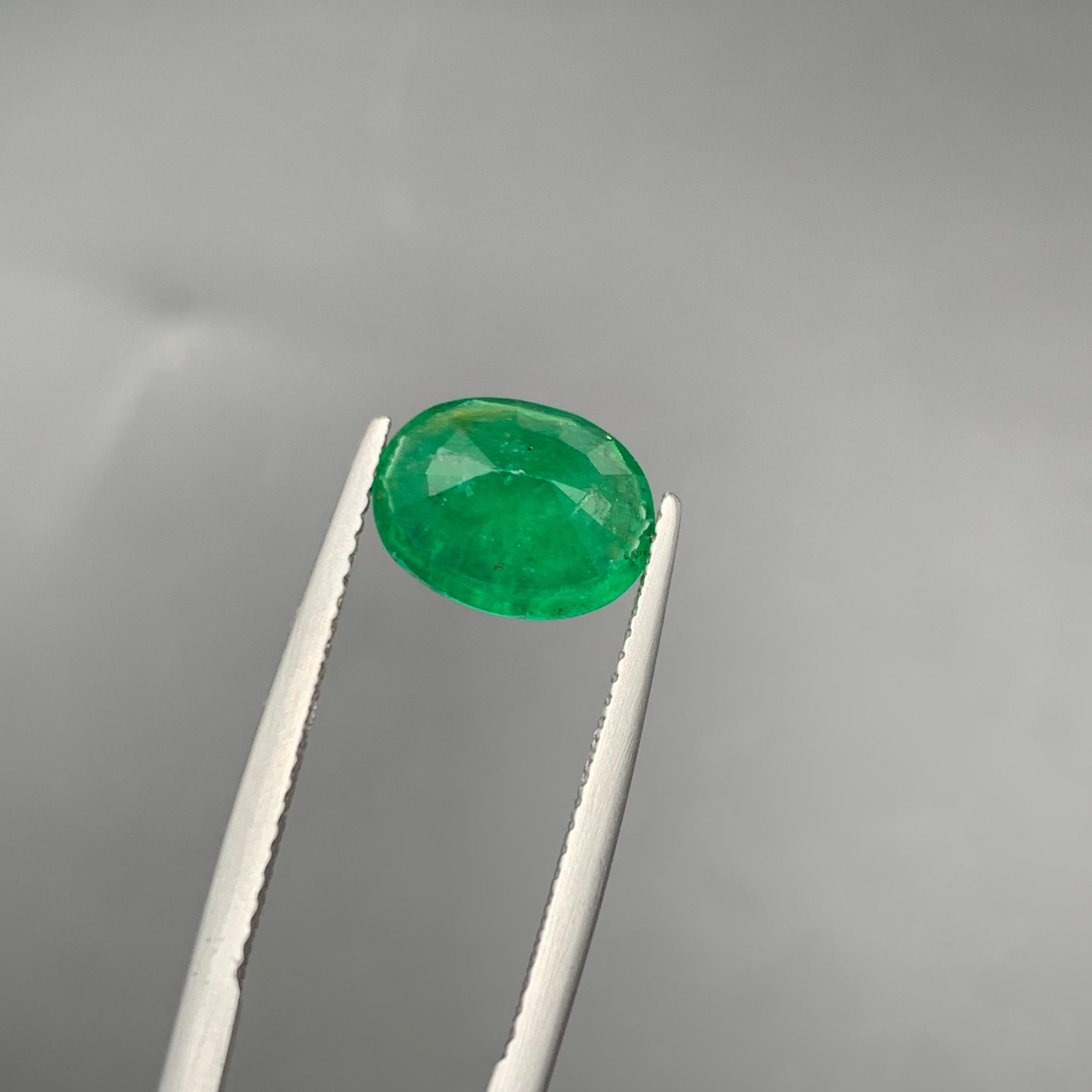 Smeraldo verde intenso da 2,70 carati, gemma naturale sfusa con taglio ovale per anello o gioielli in vendita 6