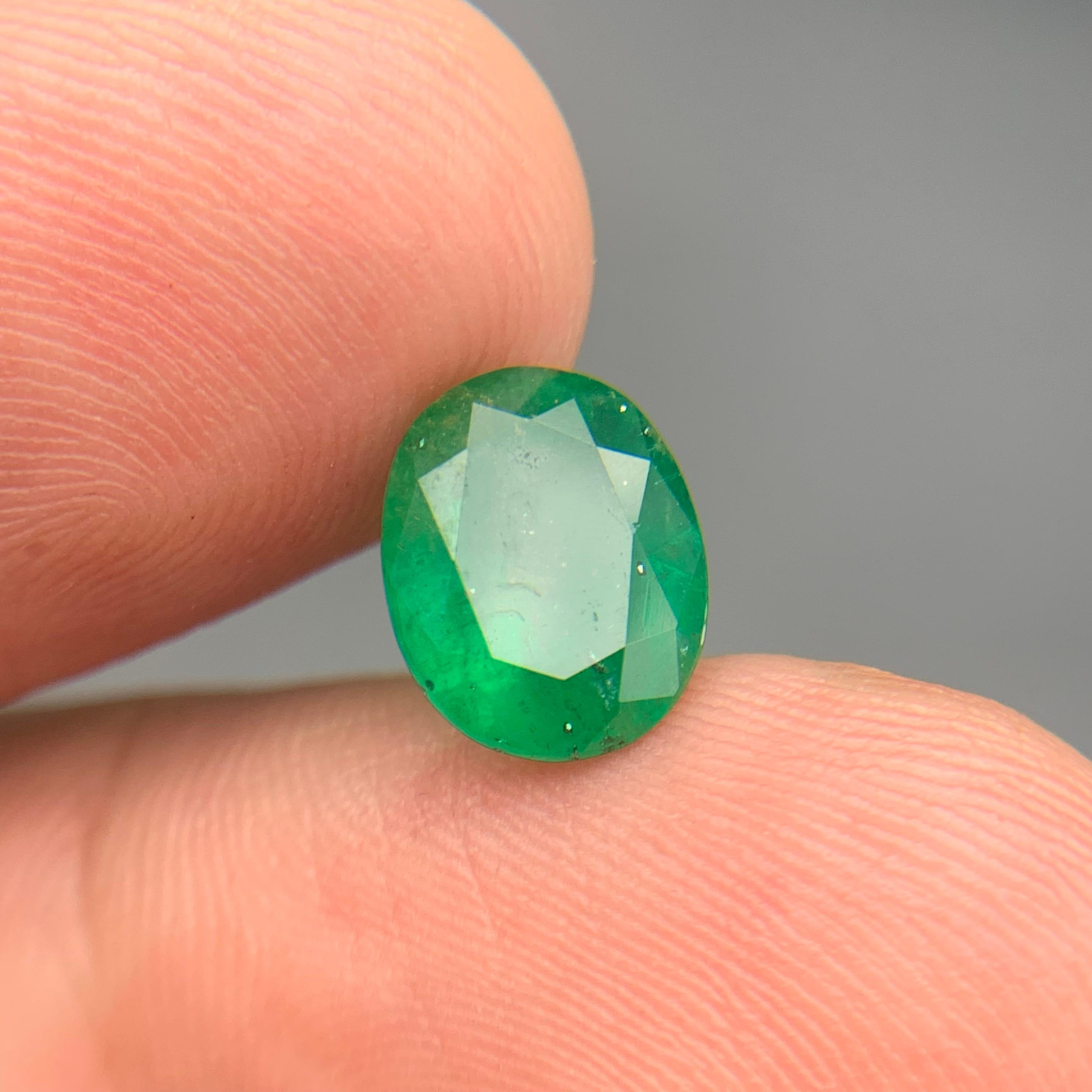 Smeraldo verde intenso da 2,70 carati, gemma naturale sfusa con taglio ovale per anello o gioielli in vendita 7