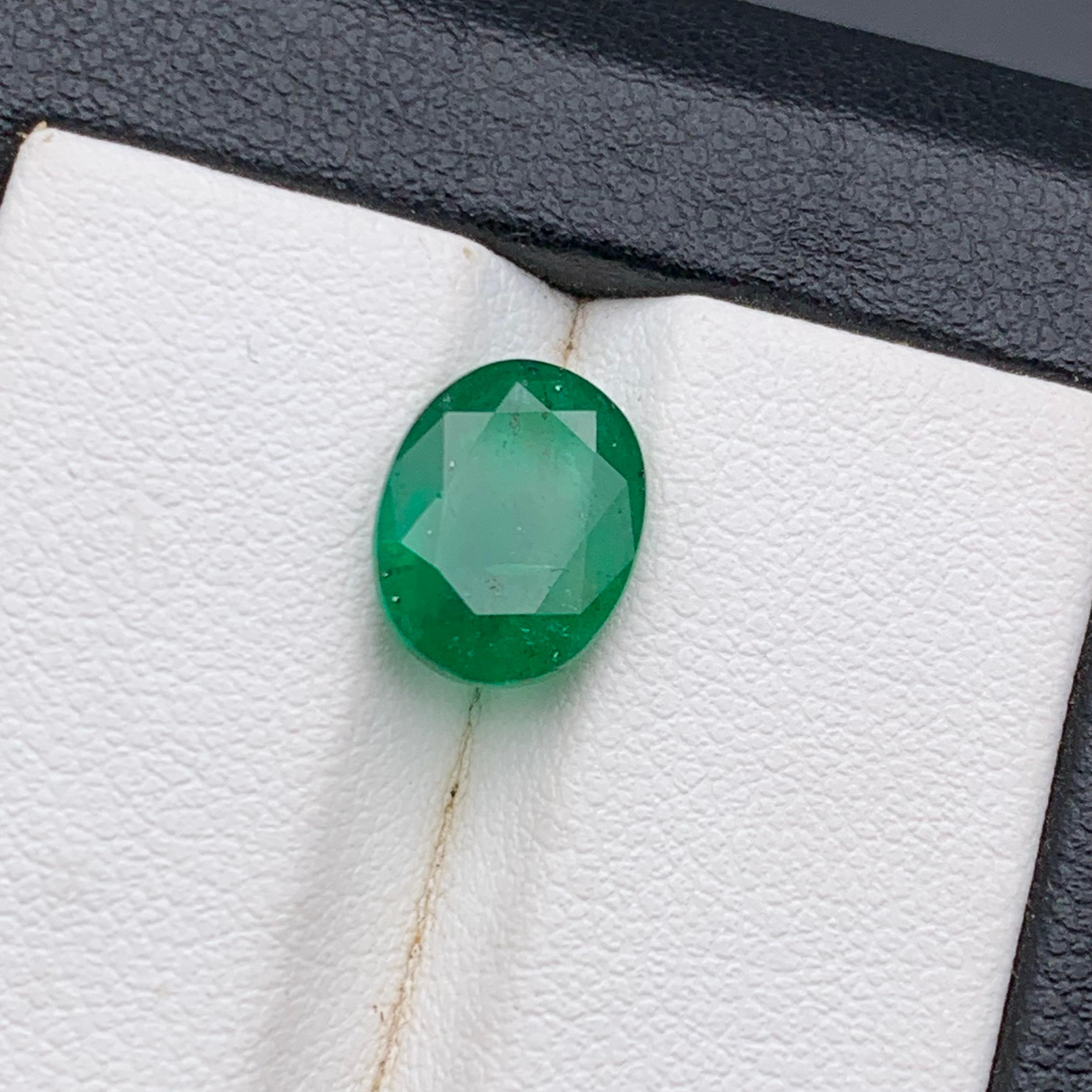 Contemporaneo Smeraldo verde intenso da 2,70 carati, gemma naturale sfusa con taglio ovale per anello o gioielli in vendita