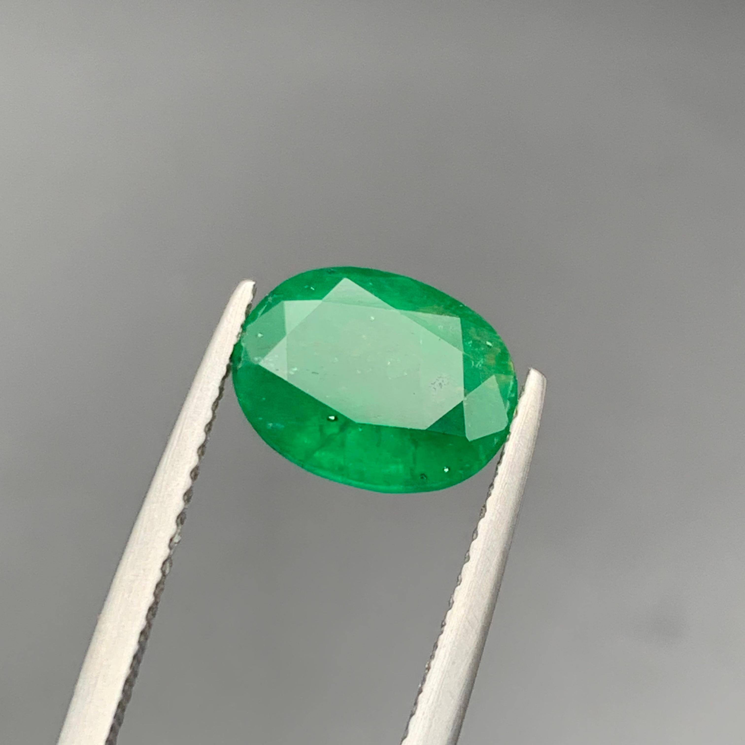 Taglio ovale Smeraldo verde intenso da 2,70 carati, gemma naturale sfusa con taglio ovale per anello o gioielli in vendita
