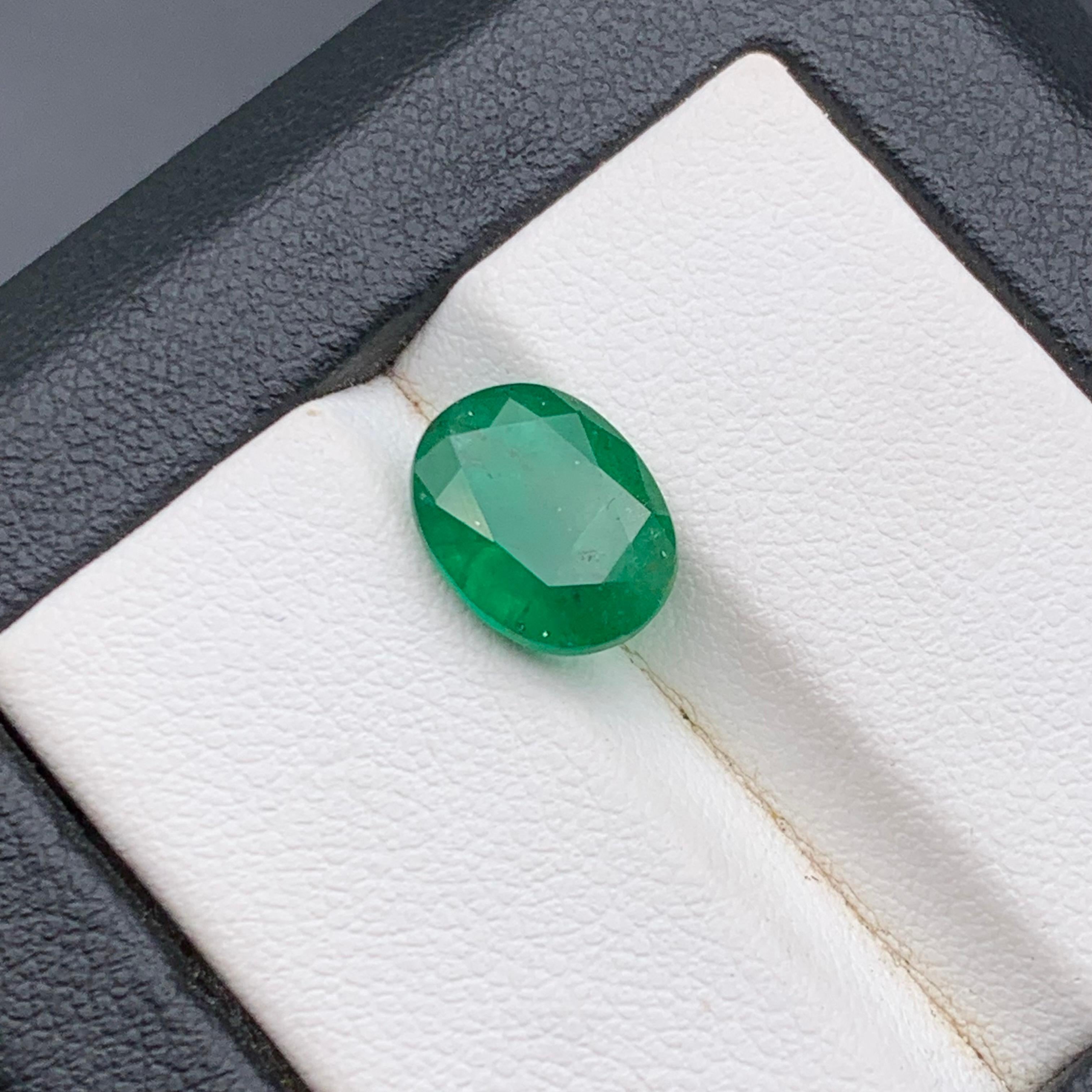 Smeraldo verde intenso da 2,70 carati, gemma naturale sfusa con taglio ovale per anello o gioielli In condizioni Nuovo in vendita a Peshawar, PK