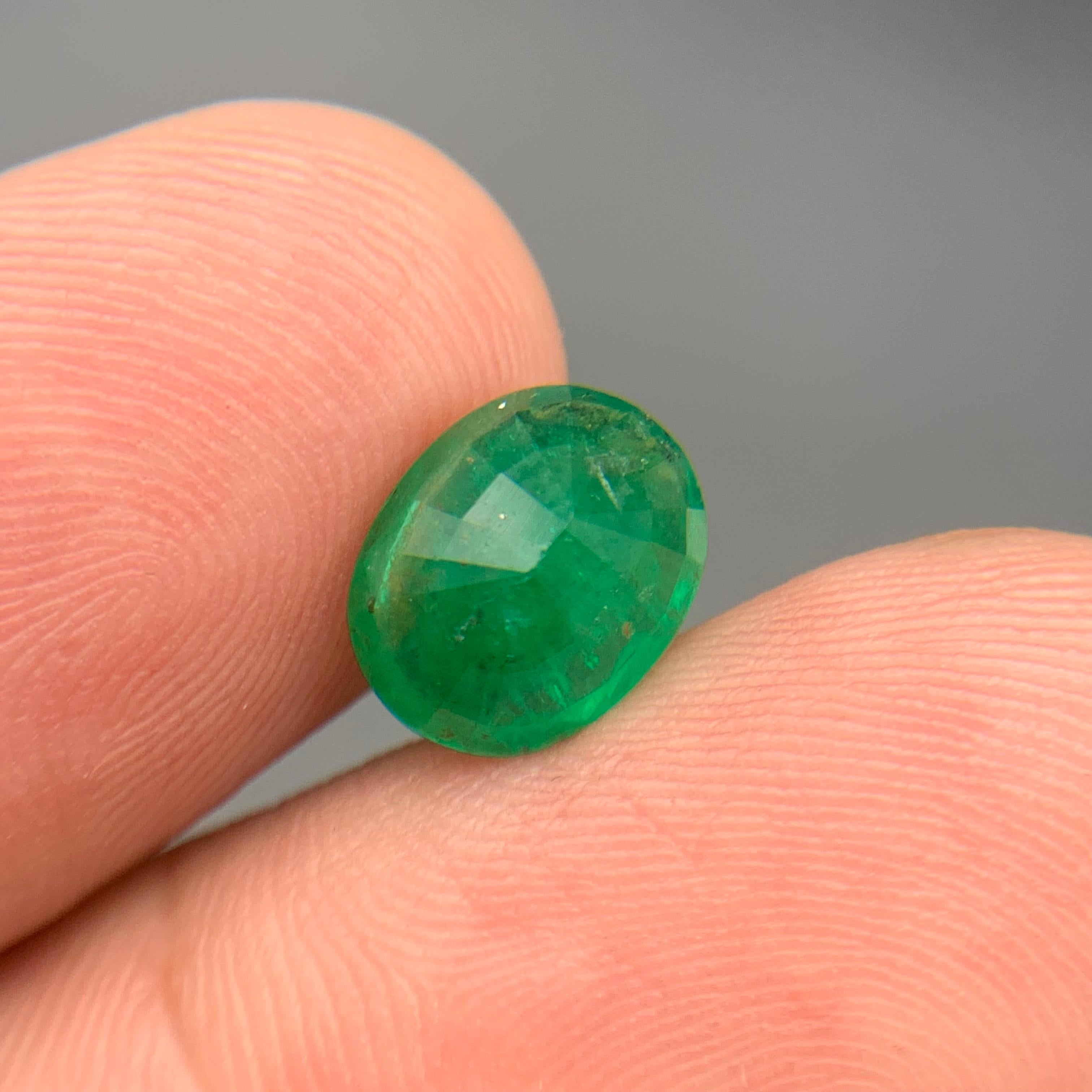 Smeraldo verde intenso da 2,70 carati, gemma naturale sfusa con taglio ovale per anello o gioielli in vendita 1