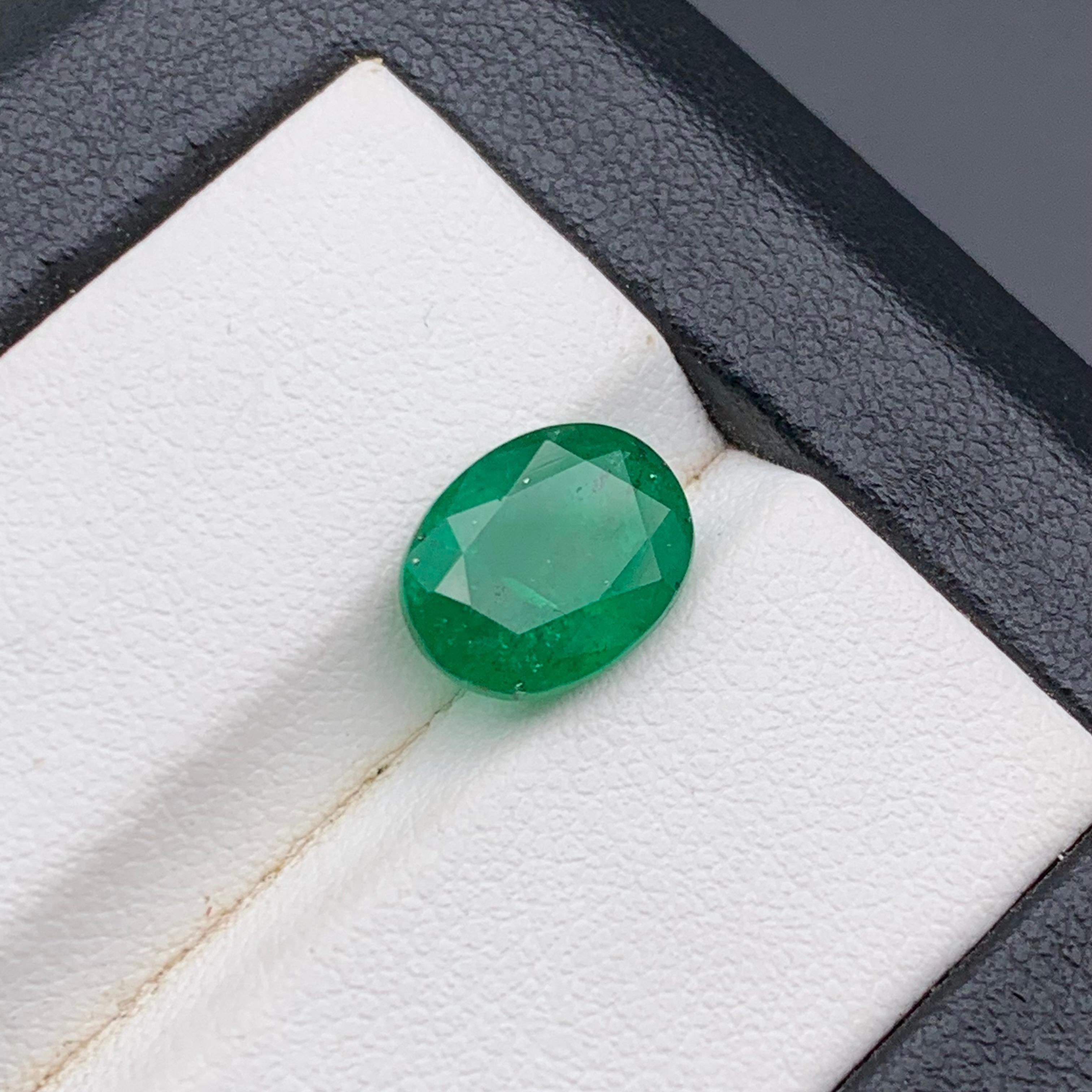 Smeraldo verde intenso da 2,70 carati, gemma naturale sfusa con taglio ovale per anello o gioielli in vendita 2