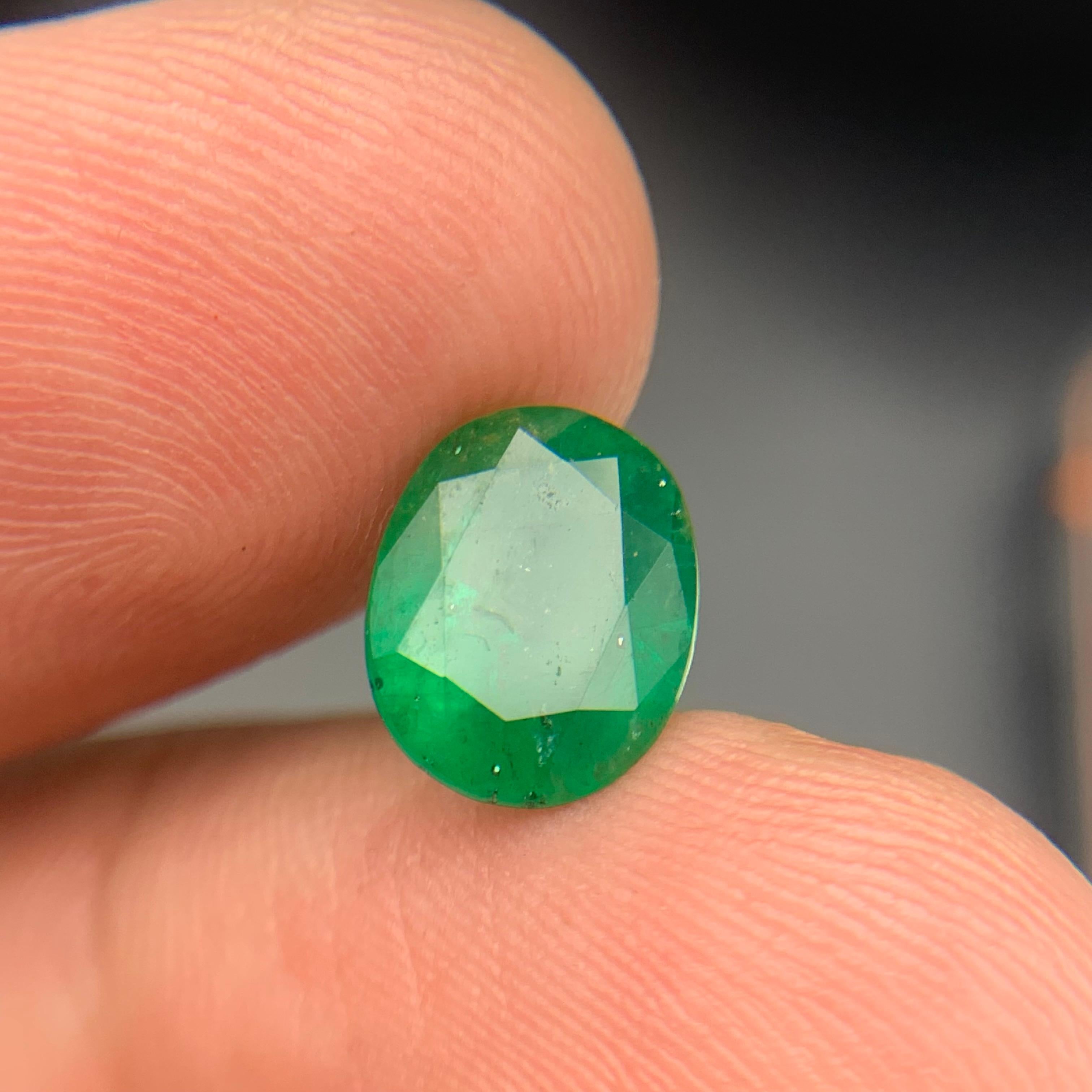 Smeraldo verde intenso da 2,70 carati, gemma naturale sfusa con taglio ovale per anello o gioielli in vendita 3