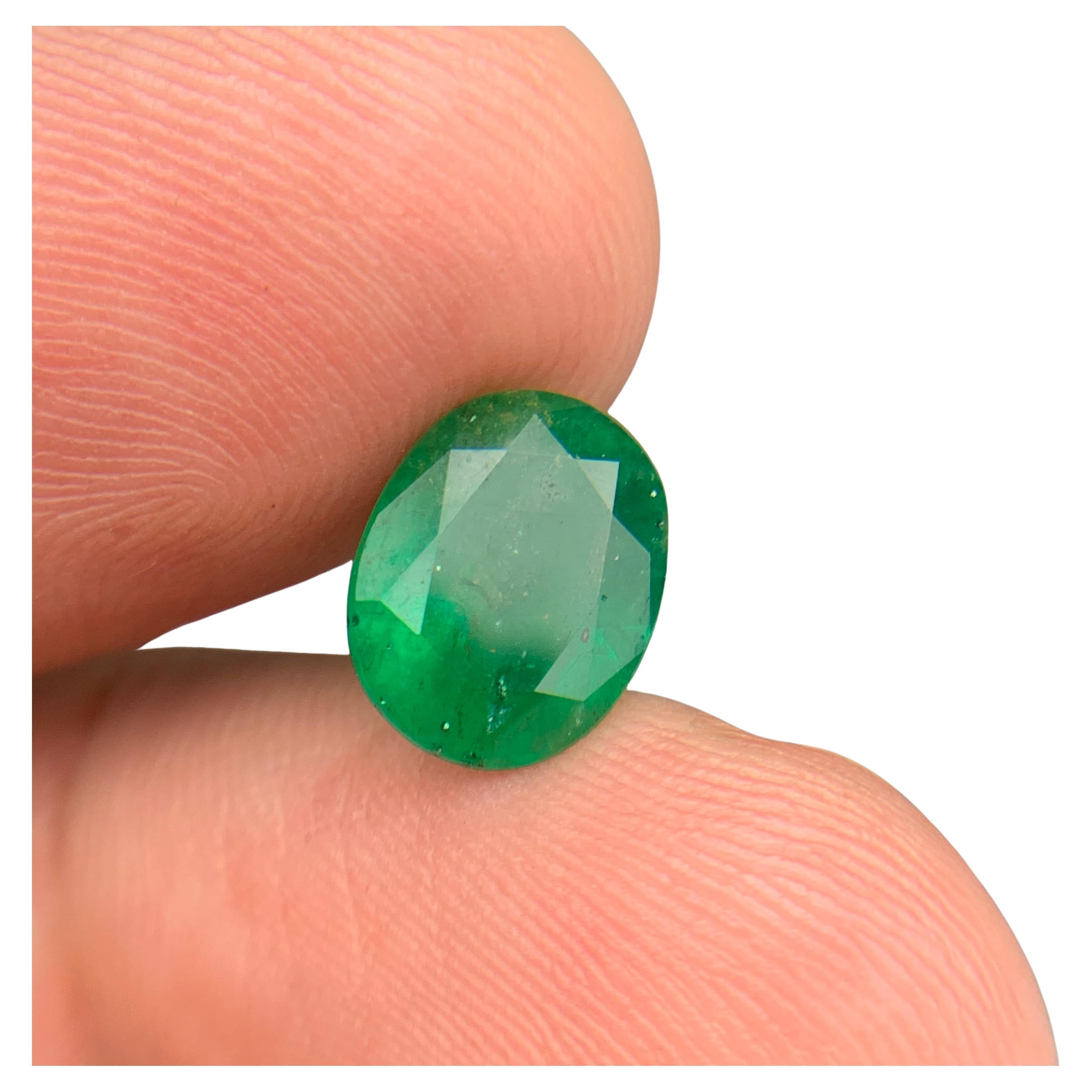 Smeraldo verde intenso da 2,70 carati, gemma naturale sfusa con taglio ovale per anello o gioielli in vendita