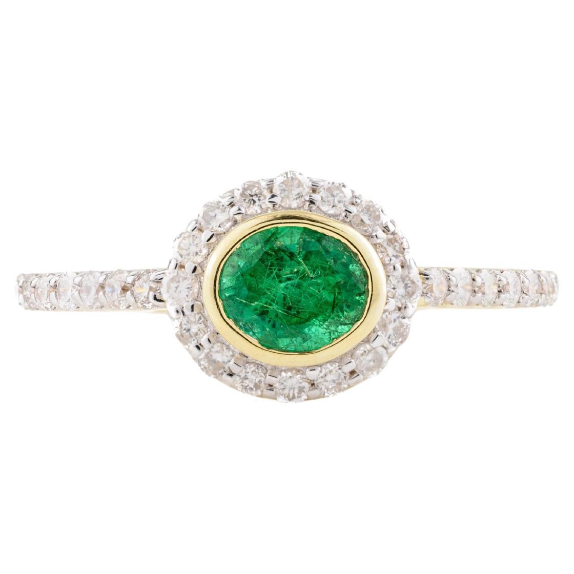 Anillo de compromiso de esmeralda de Zambia con halo de diamantes en oro amarillo macizo de 14k