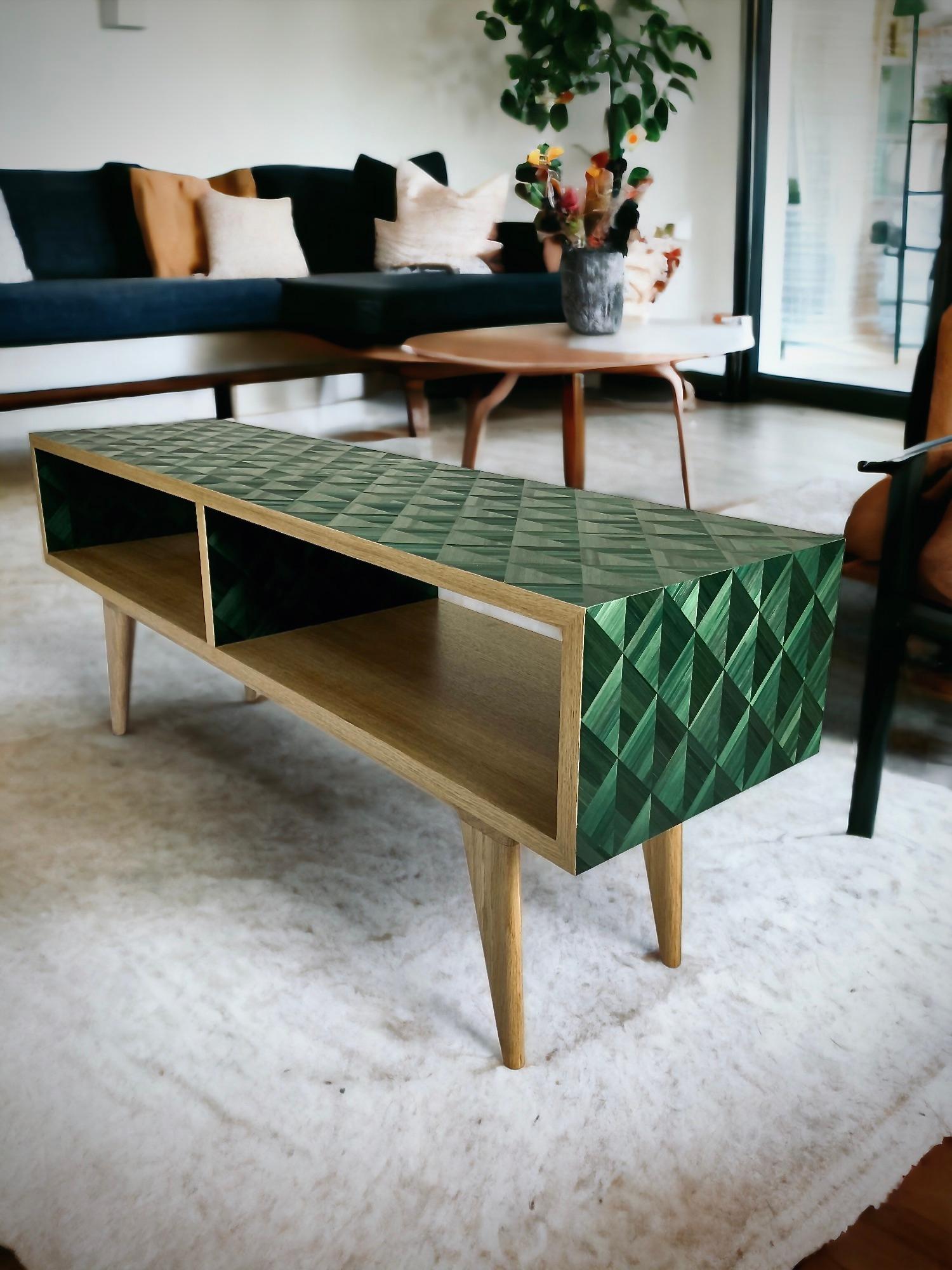This coffee table was designed by its designer to play as much as possible with the light effects of rye straw.
The top is entirely inlaid with a pattern which captures the light enormously and gives unique effects of relief and depth.
The pattern