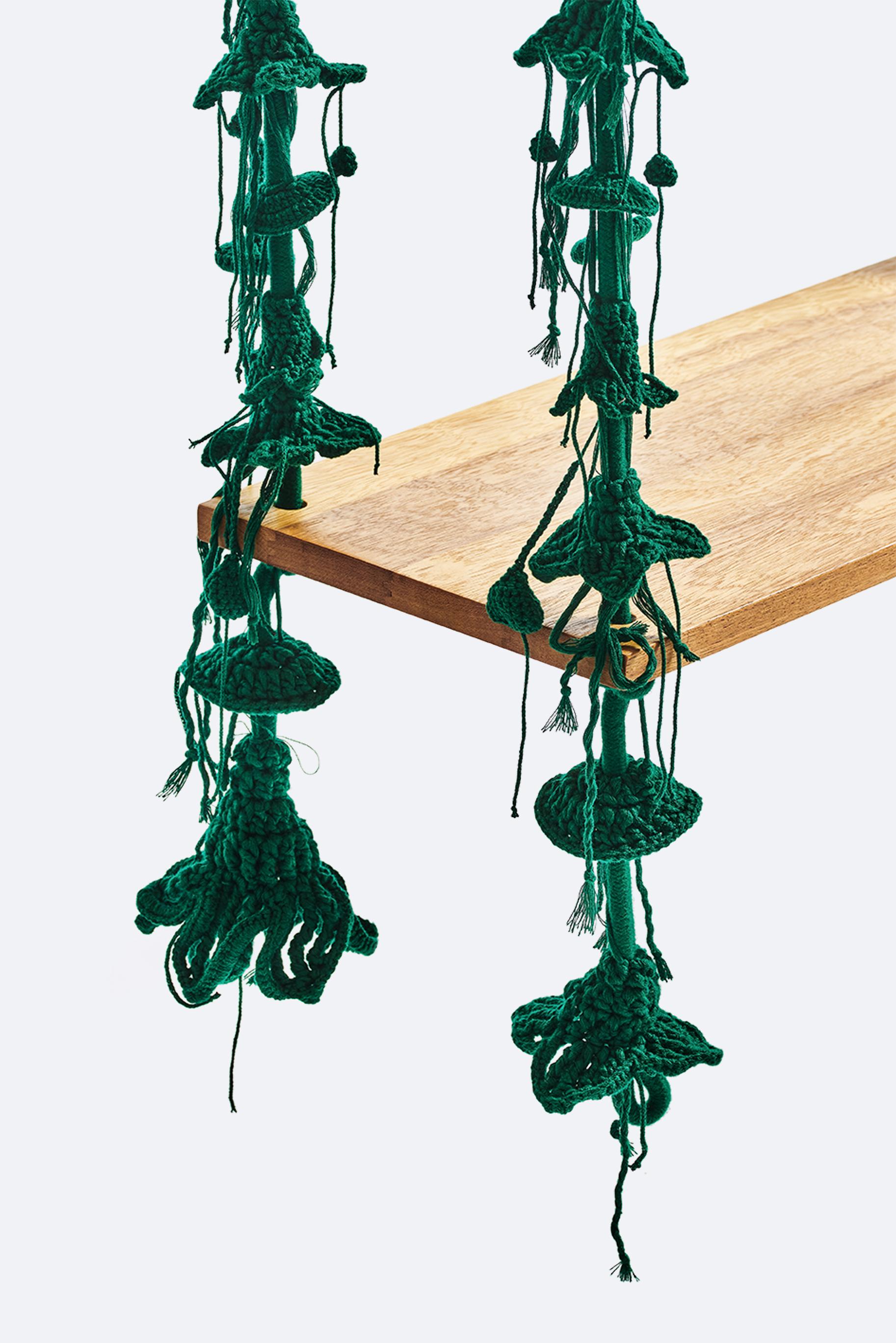 Deep Green Handmade Crochet Outdoor Swing Burmese Teak Wood Seat (Israelisch) im Angebot