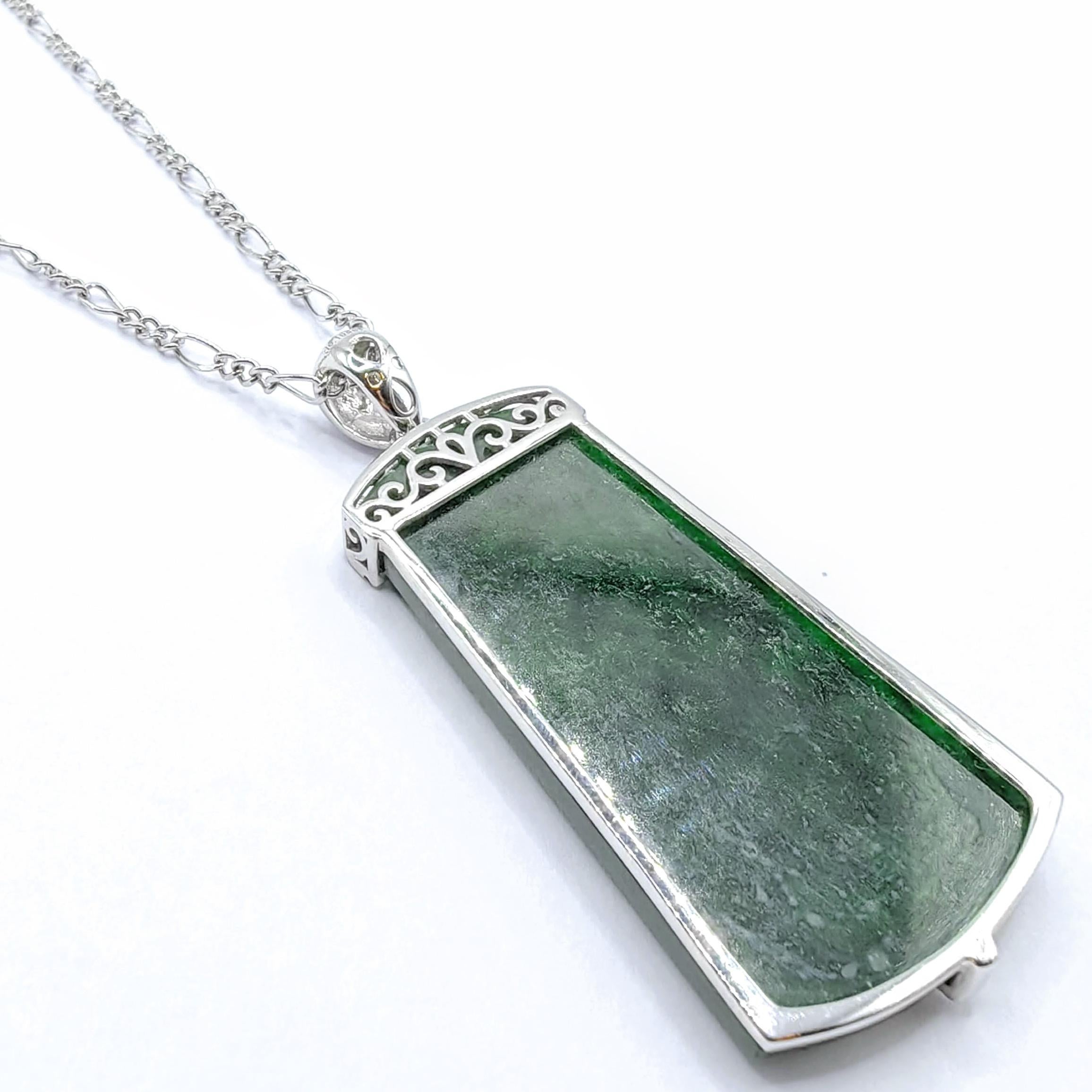 Tiefgrüner Jadeit-Peace-Anhänger mit diamantbesetzter Blumenranke aus 18 Karat Weißgold (Zeitgenössisch) im Angebot