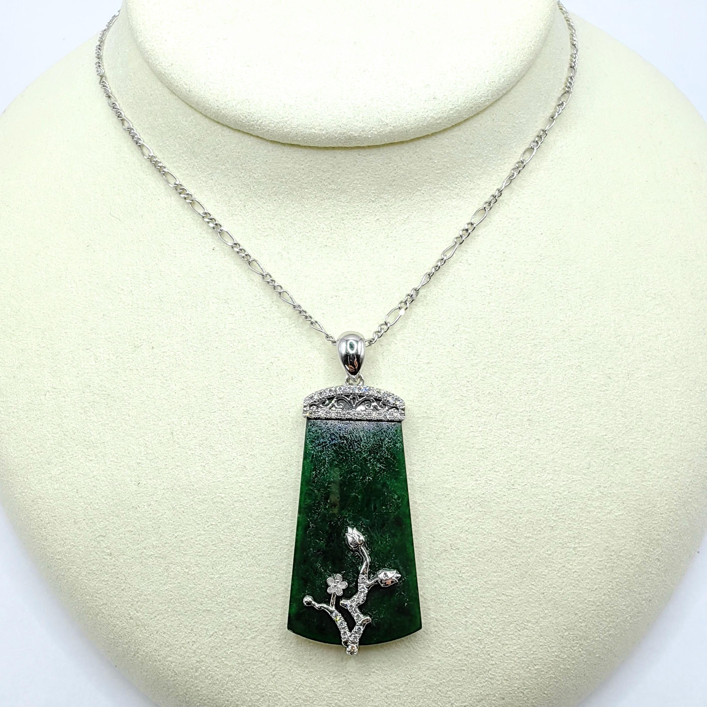 Tiefgrüner Jadeit-Peace-Anhänger mit diamantbesetzter Blumenranke aus 18 Karat Weißgold (Rundschliff) im Angebot