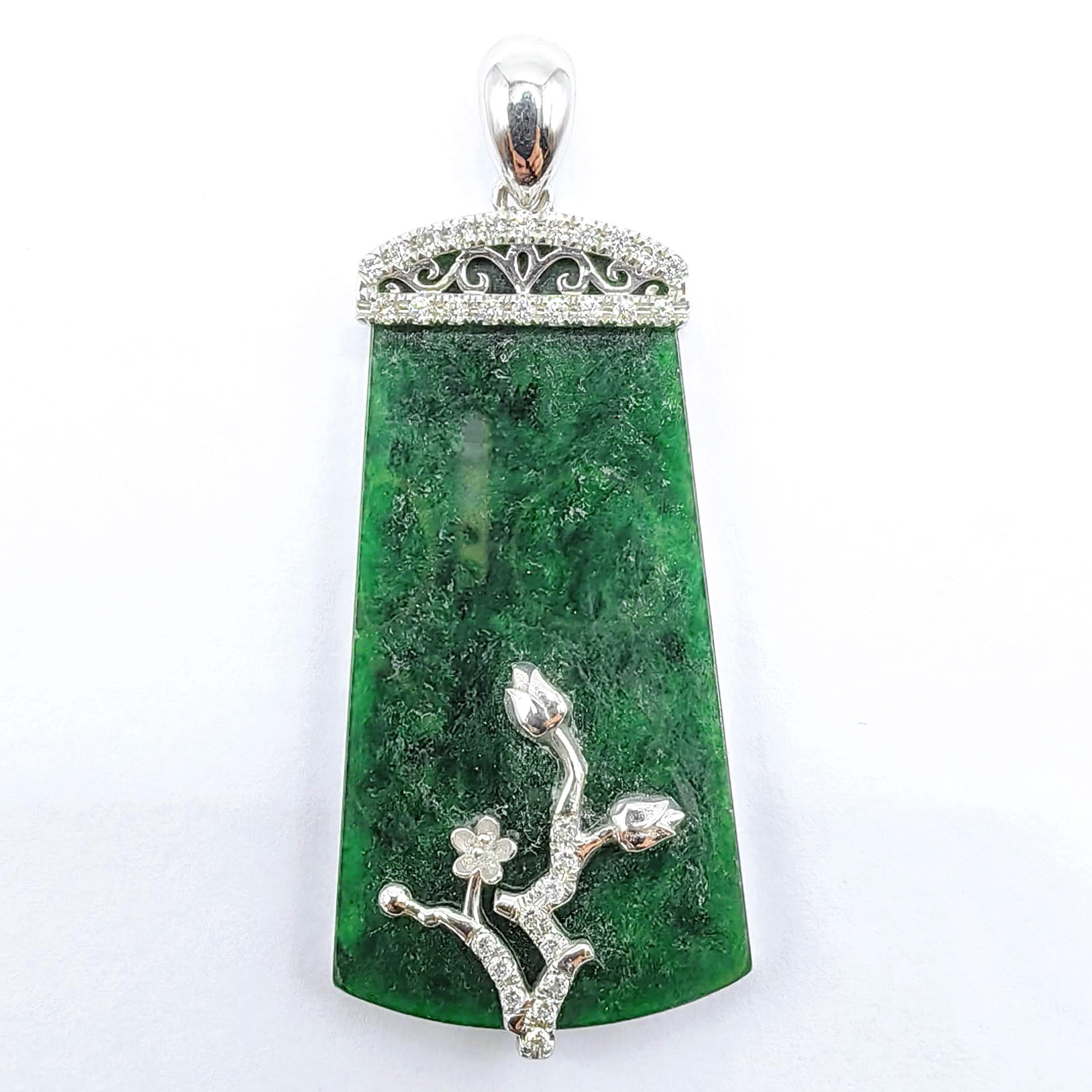 Tiefgrüner Jadeit-Peace-Anhänger mit diamantbesetzter Blumenranke aus 18 Karat Weißgold im Zustand „Neu“ im Angebot in Wan Chai District, HK