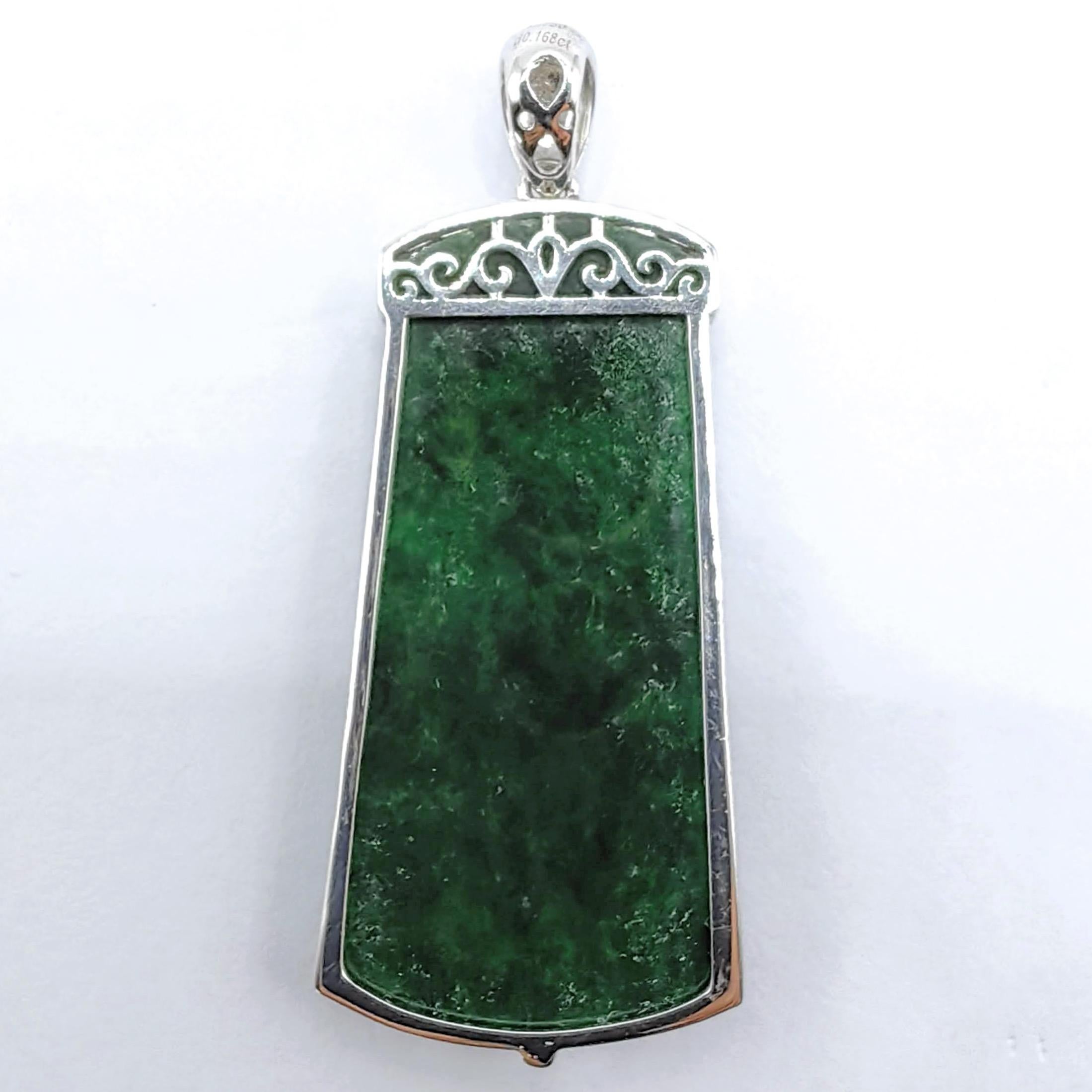 Tiefgrüner Jadeit-Peace-Anhänger mit diamantbesetzter Blumenranke aus 18 Karat Weißgold Damen im Angebot