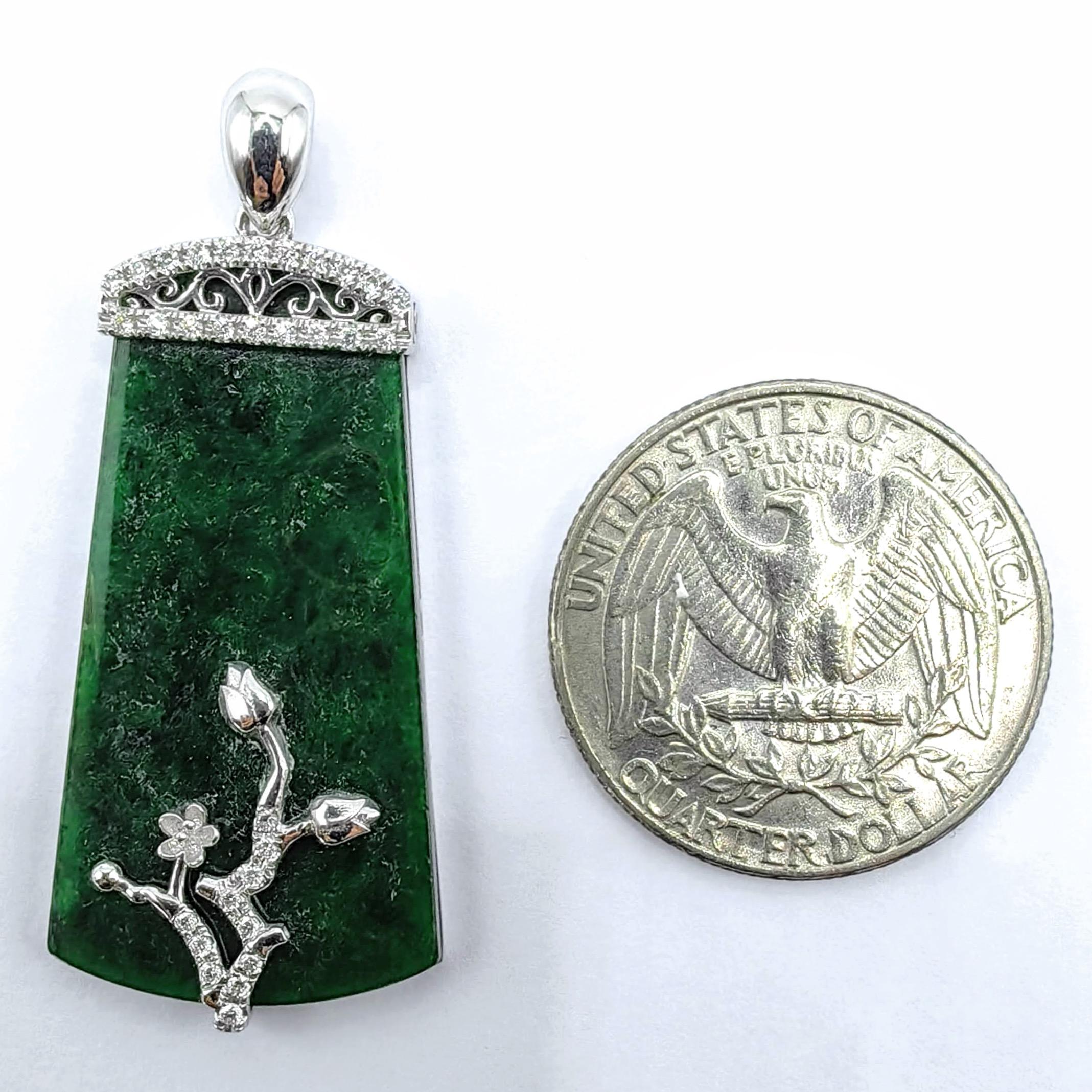 Tiefgrüner Jadeit-Peace-Anhänger mit diamantbesetzter Blumenranke aus 18 Karat Weißgold im Angebot 1