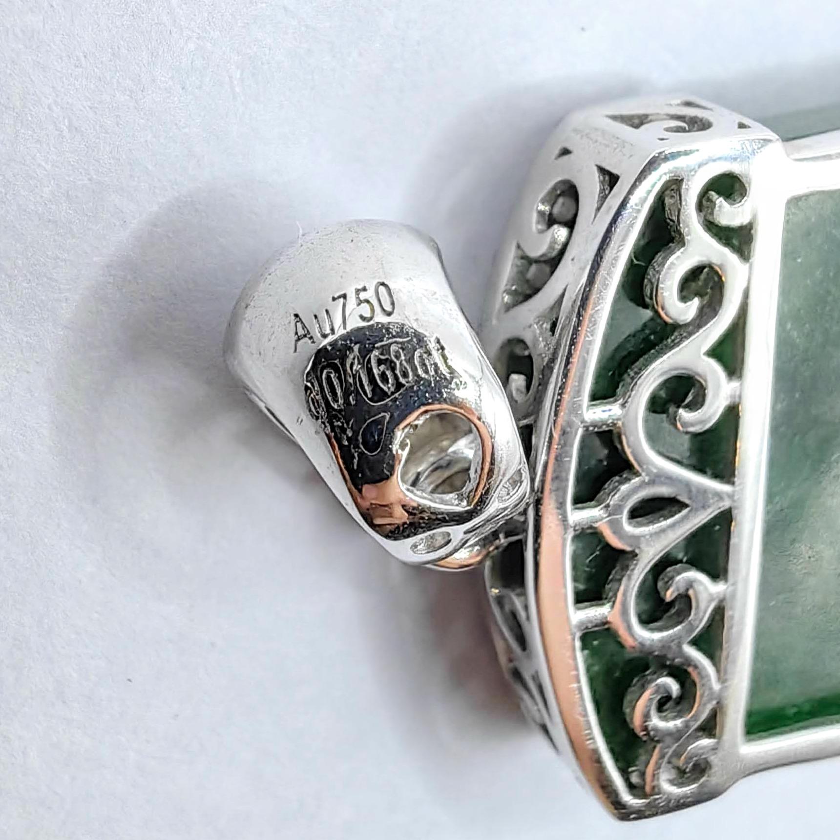 Tiefgrüner Jadeit-Peace-Anhänger mit diamantbesetzter Blumenranke aus 18 Karat Weißgold im Angebot 2