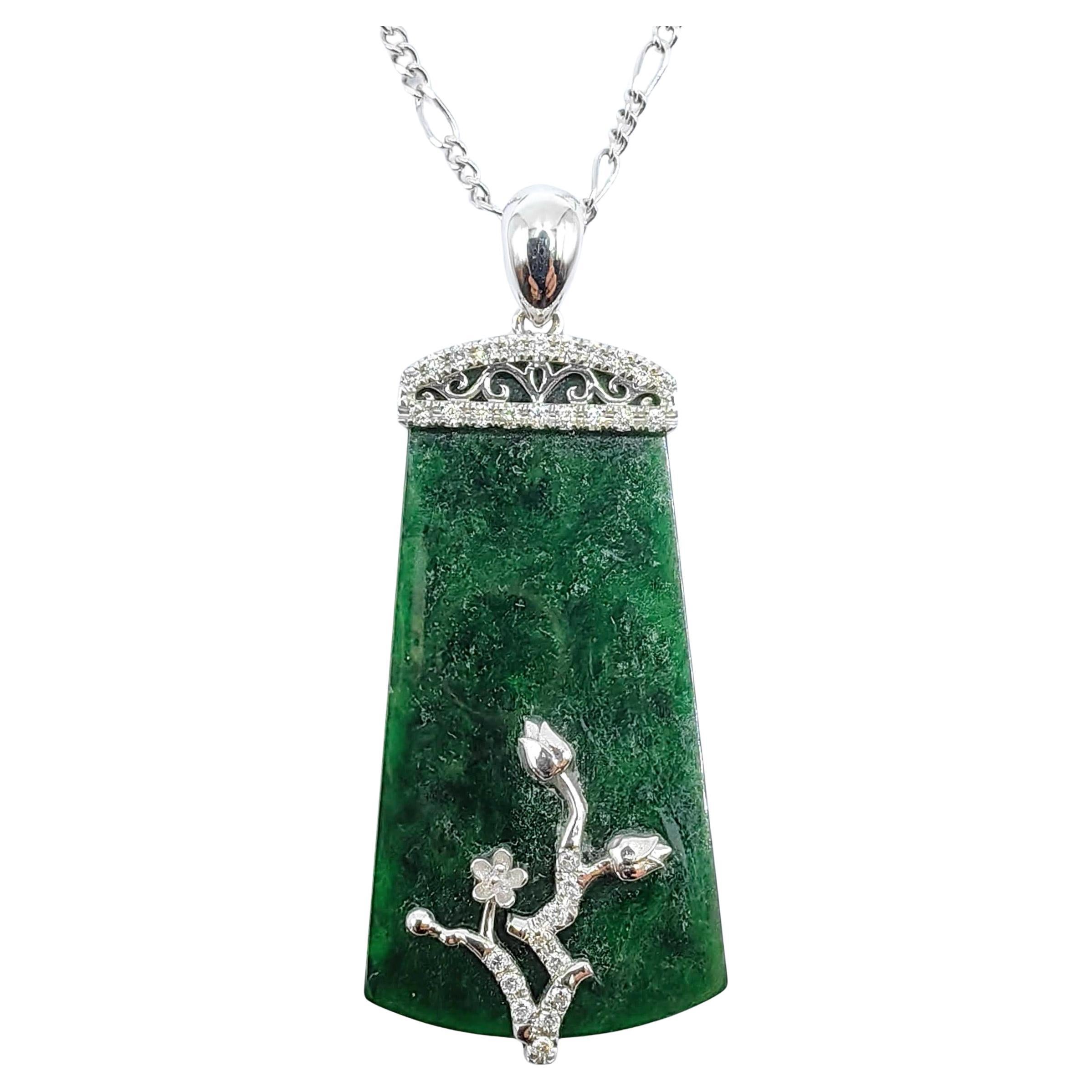 Ciondolo della pace in giadeite verde intenso con vite floreale di diamanti in oro bianco 18 carati