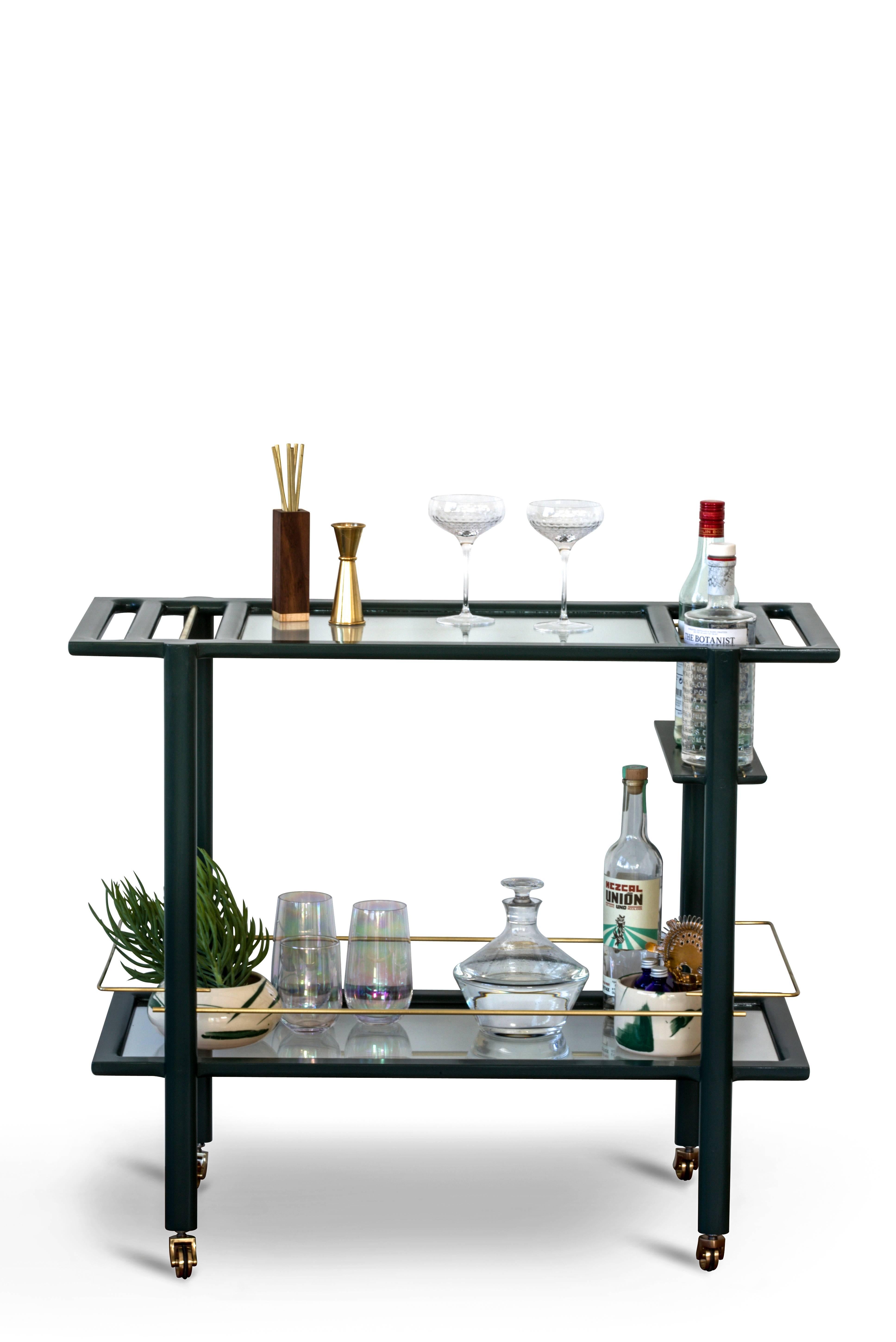 Chariot de bar du milieu du siècle dernier, détails en cuivre et étagères en verre fumé vert foncé Excellent état - En vente à North Hollywood, CA