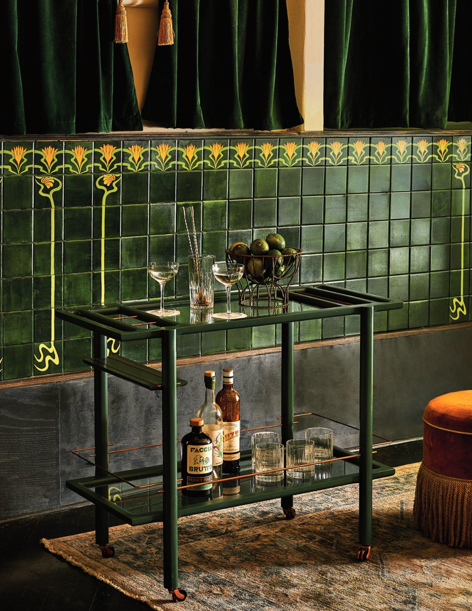 Mid-Century Modern Chariot de bar du milieu du siècle dernier, détails en cuivre et étagères en verre fumé vert foncé en vente