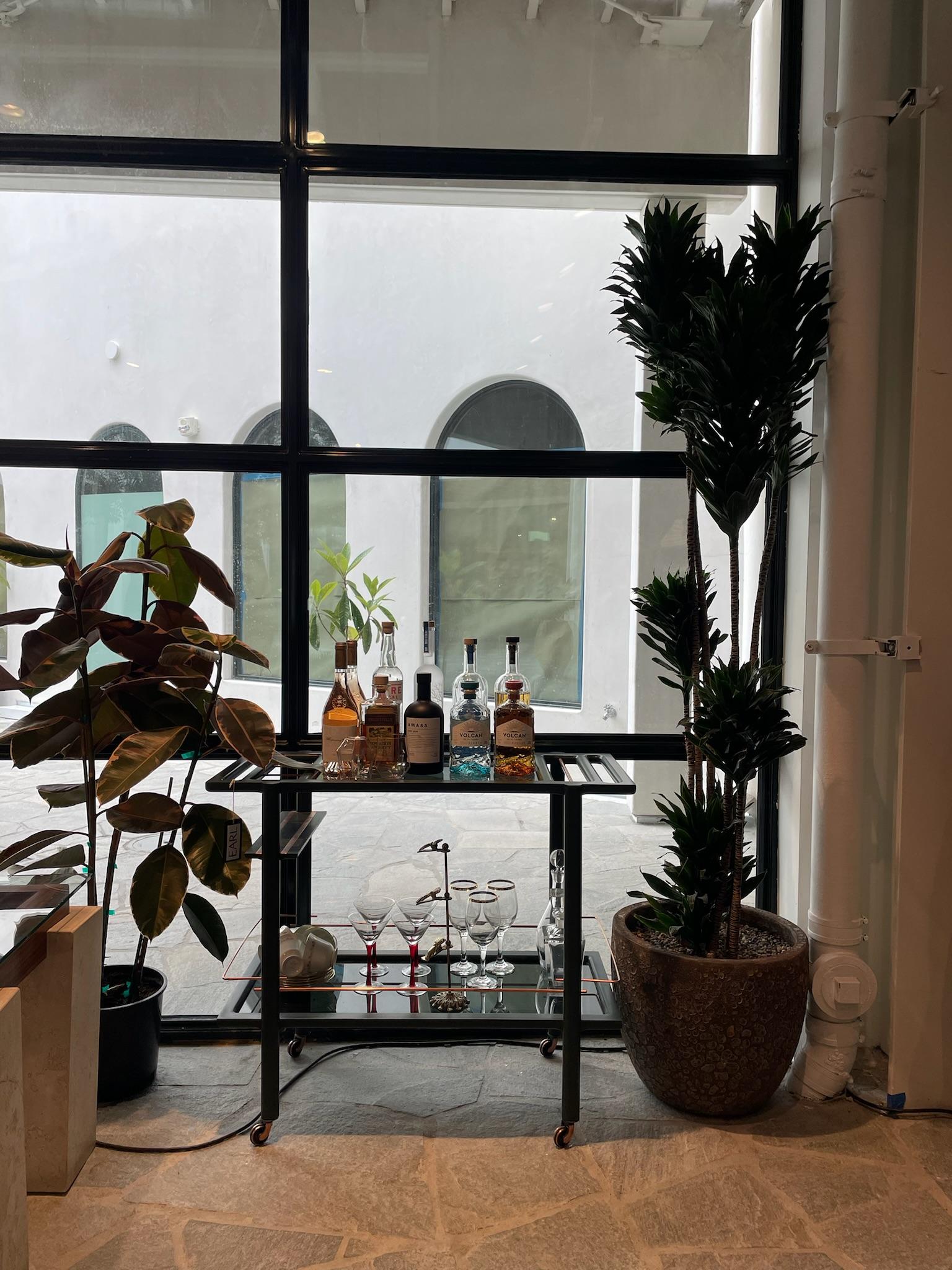 XXIe siècle et contemporain Chariot de bar du milieu du siècle dernier, détails en cuivre et étagères en verre fumé vert foncé en vente