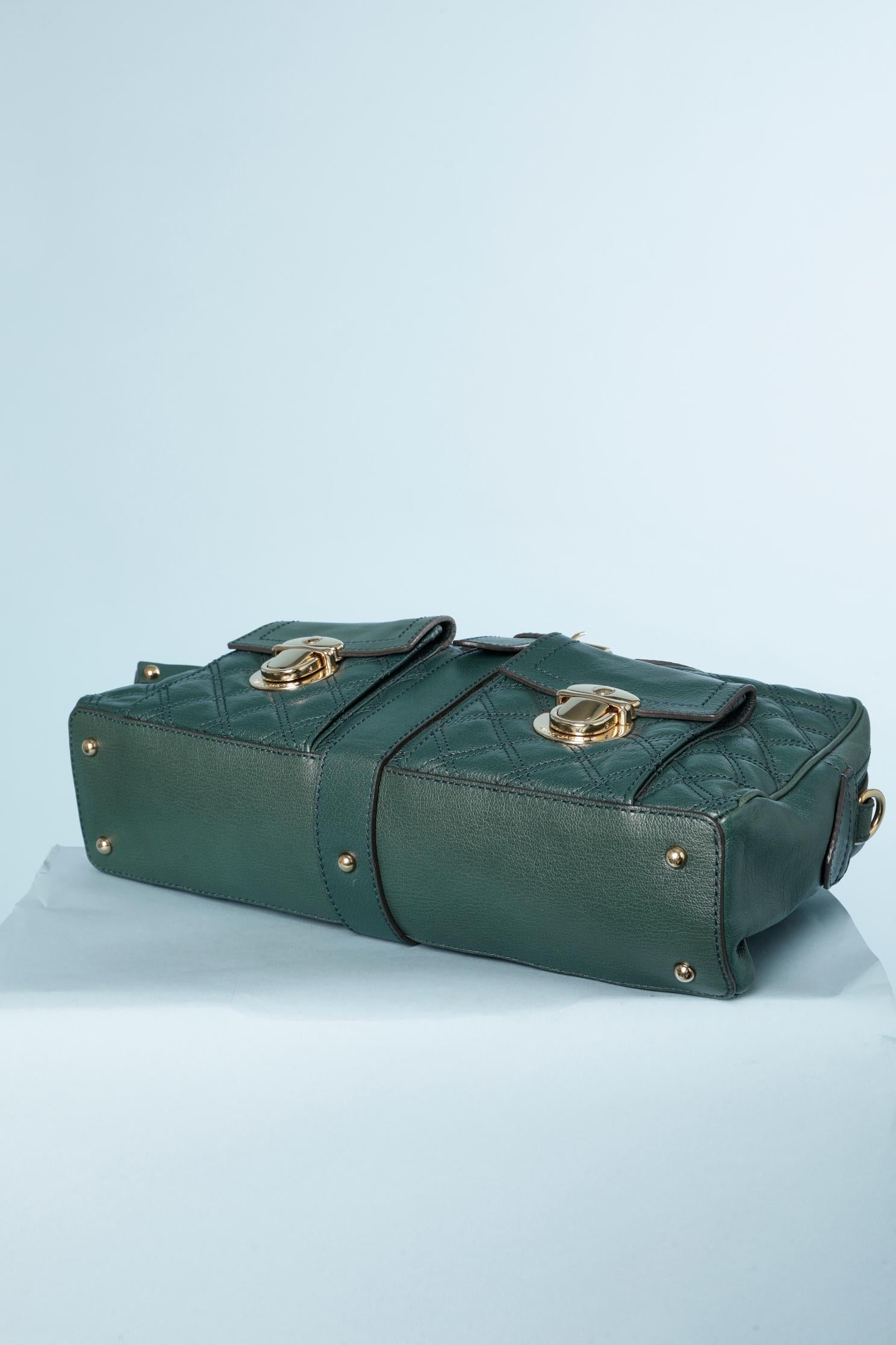 Deep green leather  shoulder bag with gold metal details Marc Jacob  In Excellent Condition For Sale In Saint-Ouen-Sur-Seine, FR
