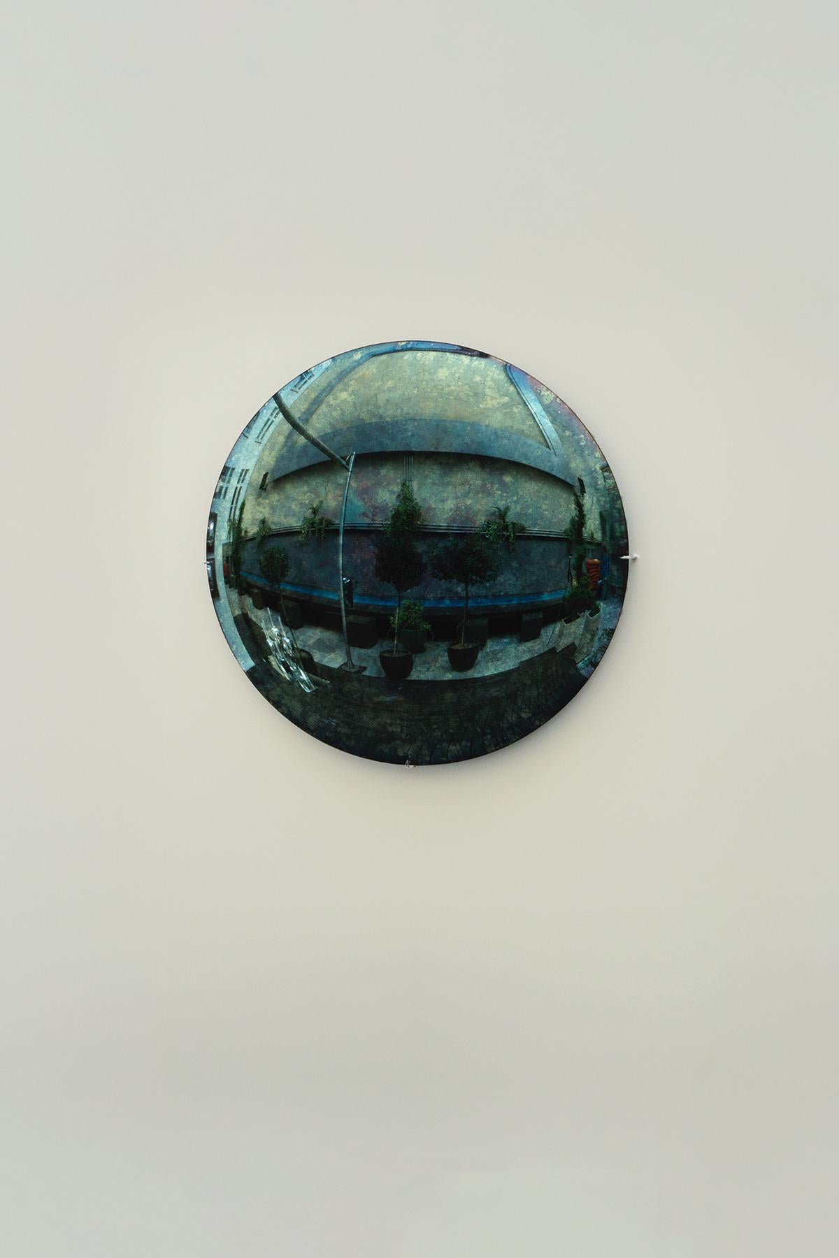 Miroir vert foncé par Homa
Dimensions : D 97 x H 7 cm
MATERIAL : Miroir convexe oxydé. 

HOMA est un atelier de design contemporain basé à Istanbul. Les procédés caractéristiques de l'atelier sont le verre soufflé à la main, le fusing du verre et le
