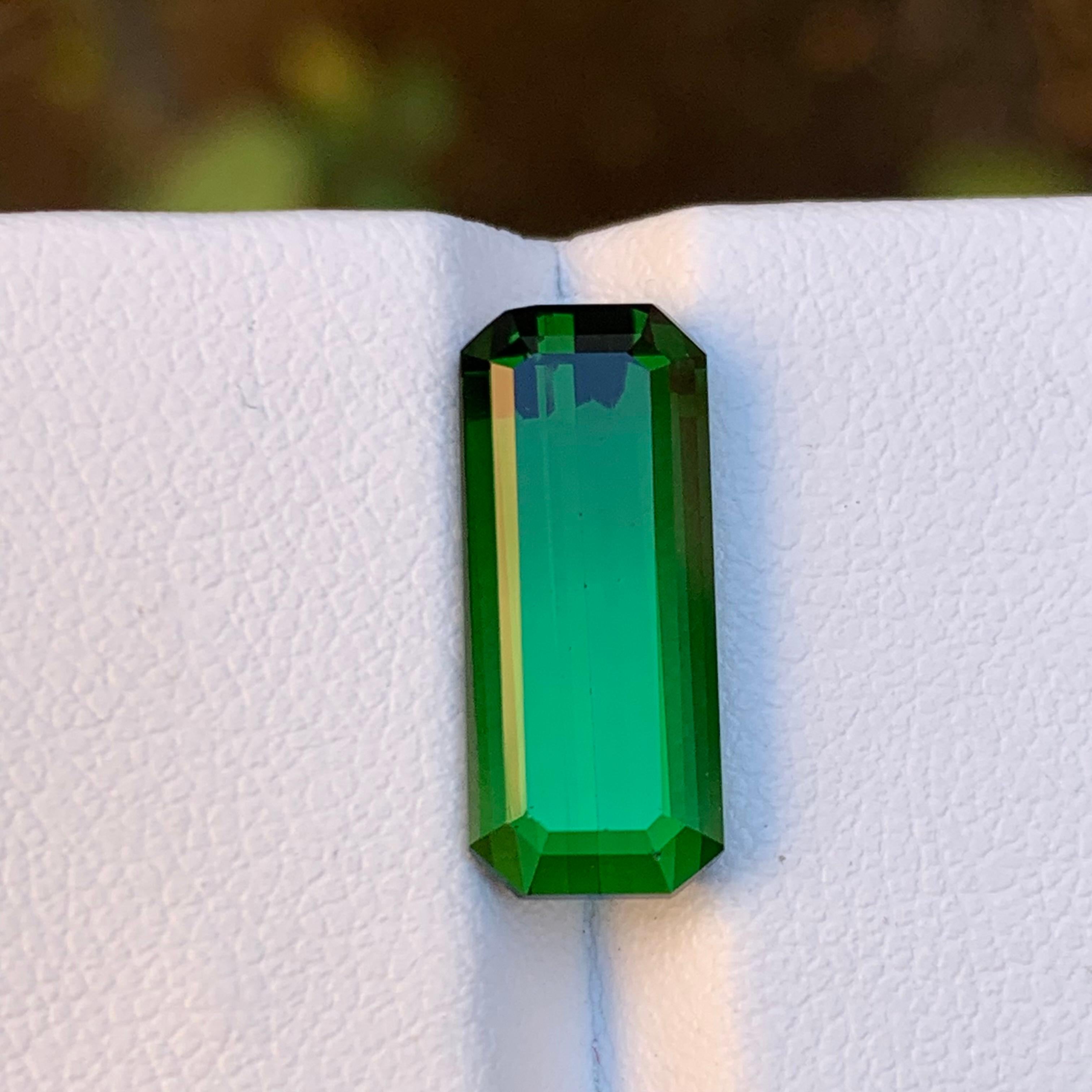 Pierre précieuse tourmaline naturelle vert profond taille émeraude de 6,25 carats pour une monture bijouterie en vente 2