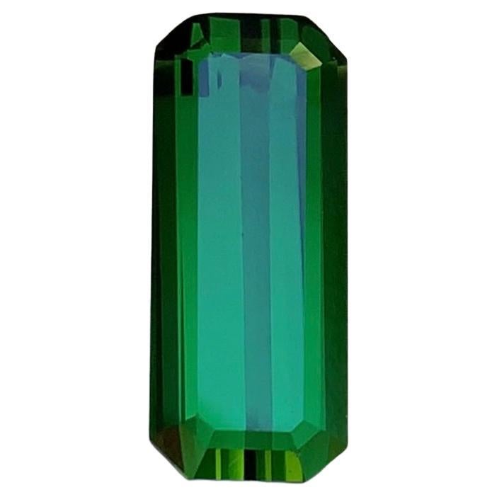 Pierre précieuse tourmaline naturelle vert profond taille émeraude de 6,25 carats pour une monture bijouterie 