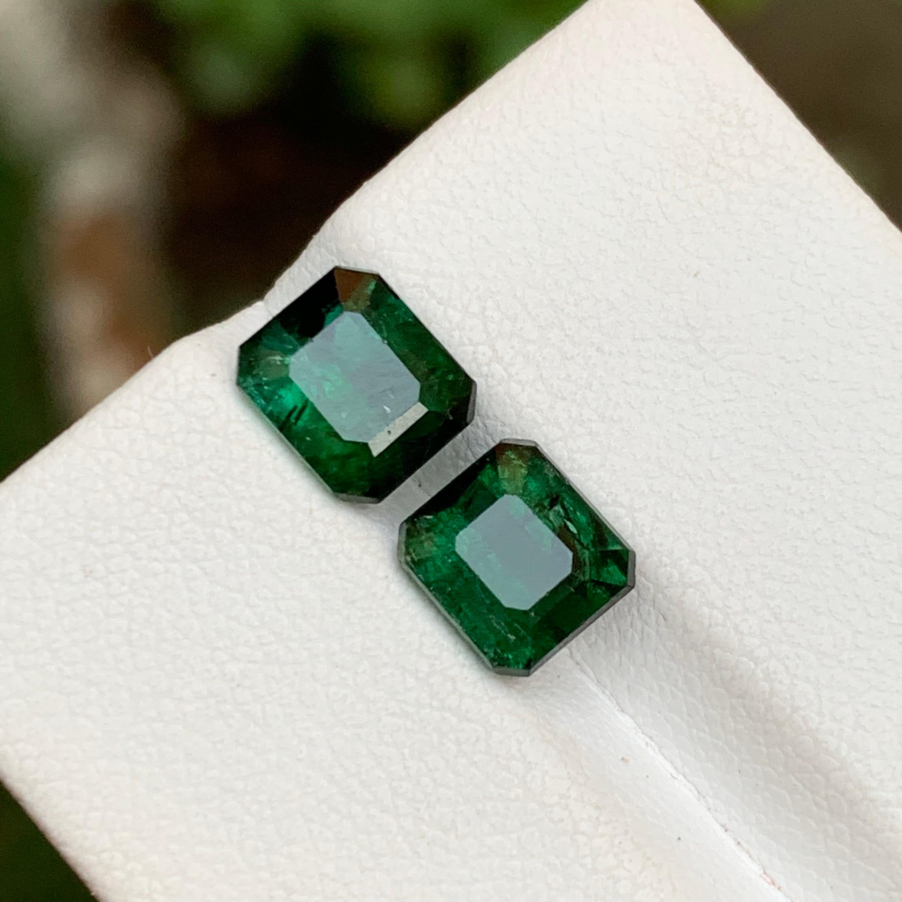 EDELSTEIN-TYP: Natürlicher Turmalin
STÜCK(E): 2
GEWICHT: 3,90 Karat
SHAPE & Schliff: Smaragd-Schliff
GRÖSSE (MM):  
1.90 Ct: 7,32 x 6,35 x 4,70
2.00 Ct: 6,81 x 6,33 x 5,03
FARBE: Tiefgrün
KLARHEIT: Mäßig Eingeschlossen 
BEHANDLUNG: Keine
URSPRUNG: