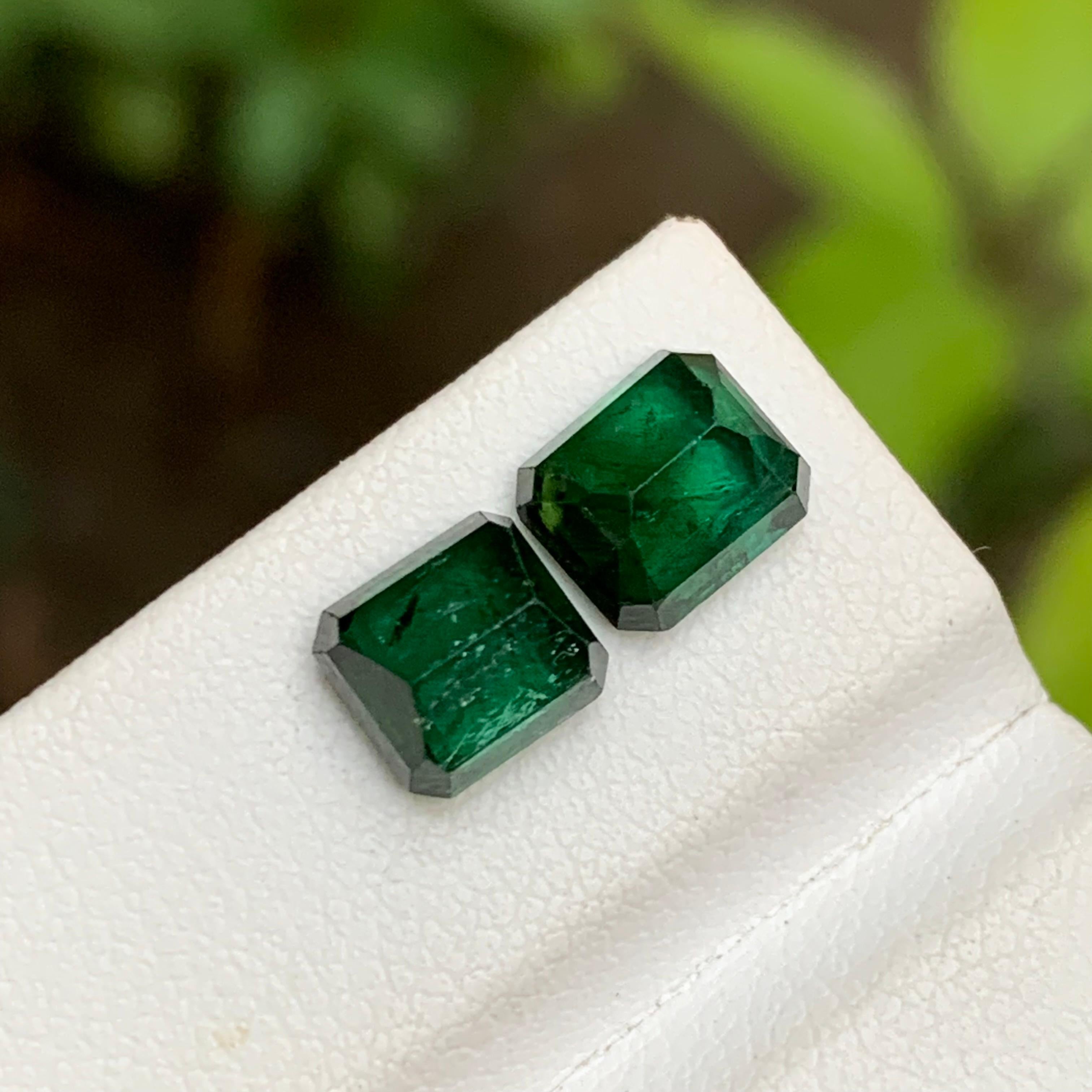 Tiefgrüne natürliche Turmalin-Edelsteine mit 3,90 Karat im Smaragdschliff für Ohrringe Schmuck im Zustand „Neu“ in Peshawar, PK