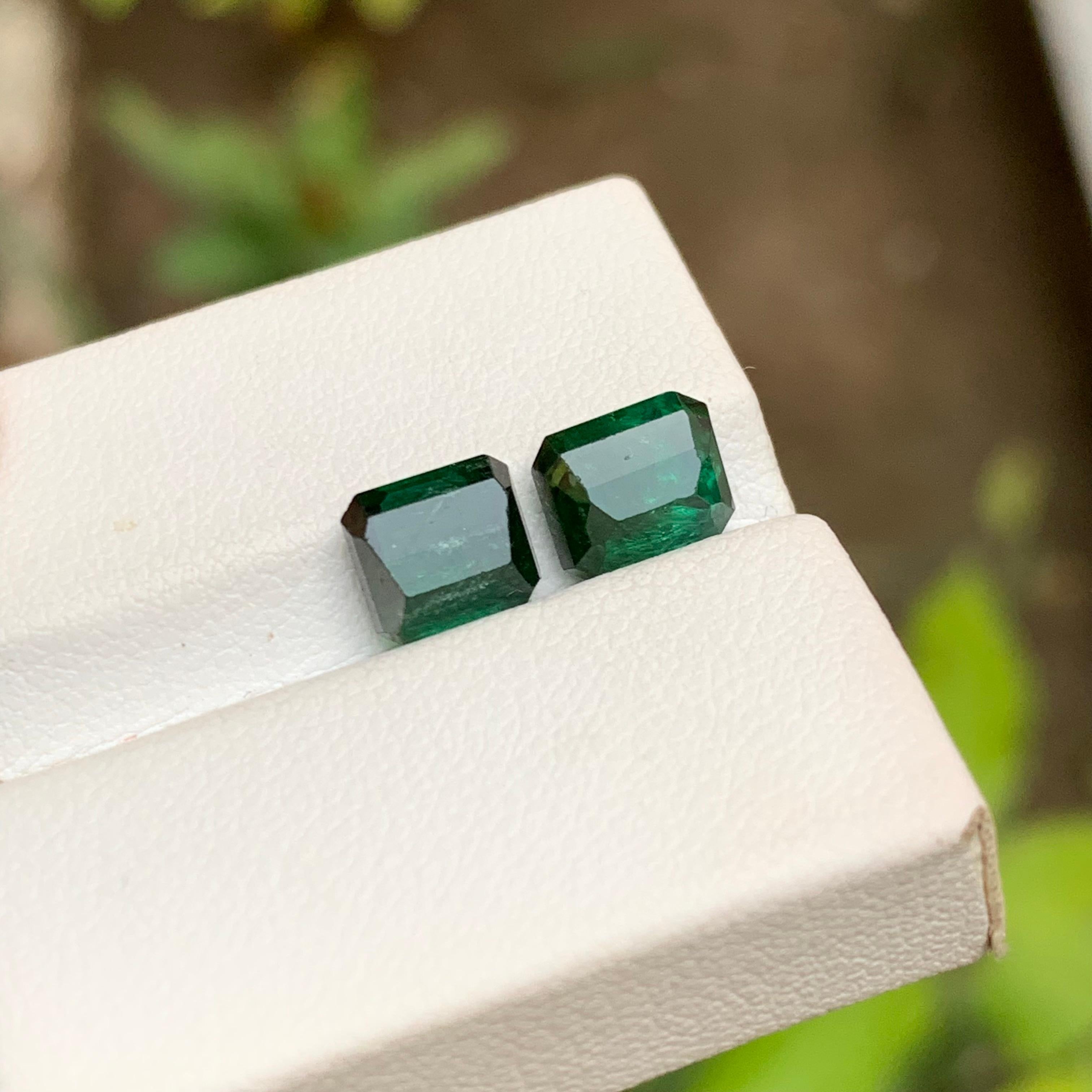Tiefgrüne natürliche Turmalin-Edelsteine mit 3,90 Karat im Smaragdschliff für Ohrringe Schmuck für Damen oder Herren