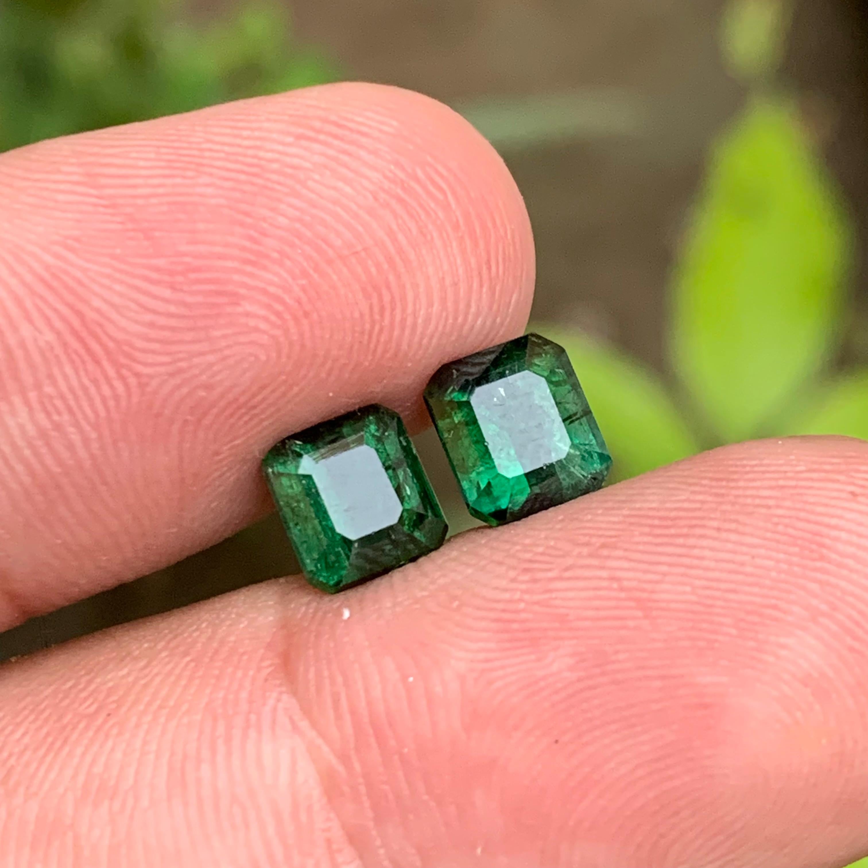 Tiefgrüne natürliche Turmalin-Edelsteine mit 3,90 Karat im Smaragdschliff für Ohrringe Schmuck 1