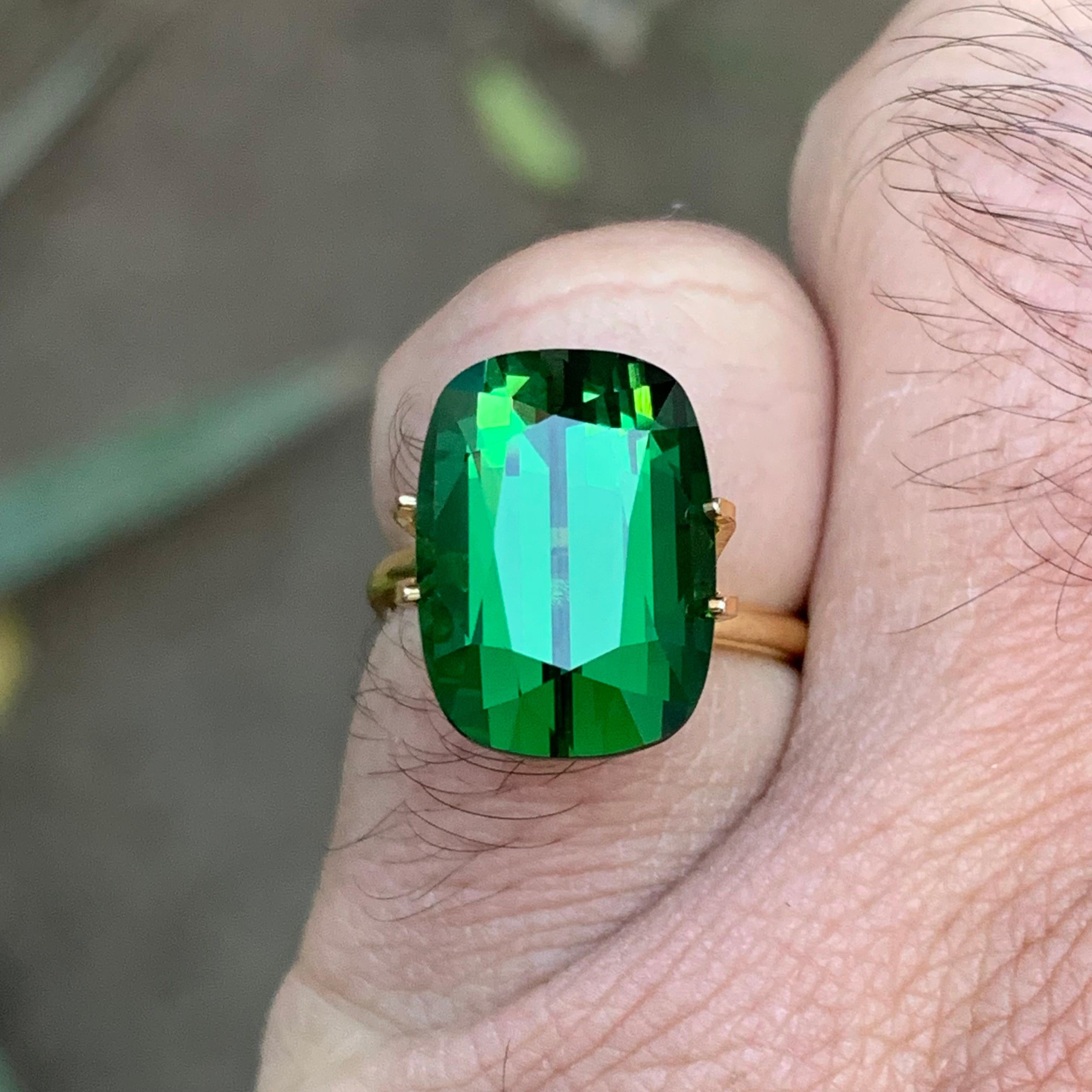 Contemporain Bague en tourmaline naturelle vert foncé, pierre précieuse non sertie 11.25 carats, taille coussin en vente