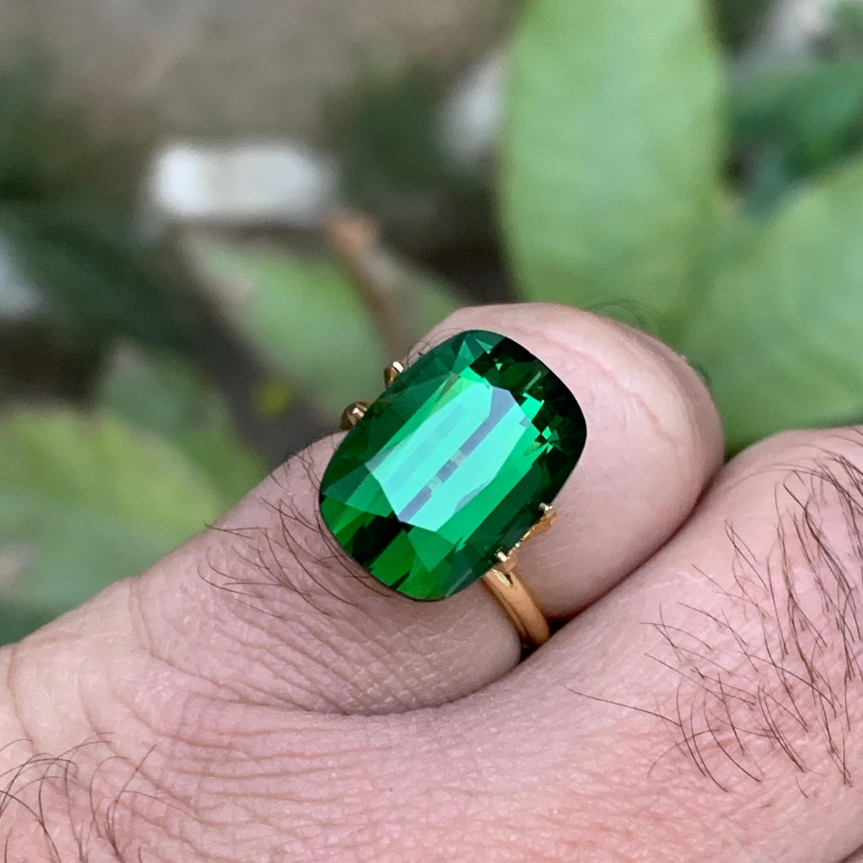 Bague en tourmaline naturelle vert foncé, pierre précieuse non sertie 11.25 carats, taille coussin Neuf - En vente à Peshawar, PK