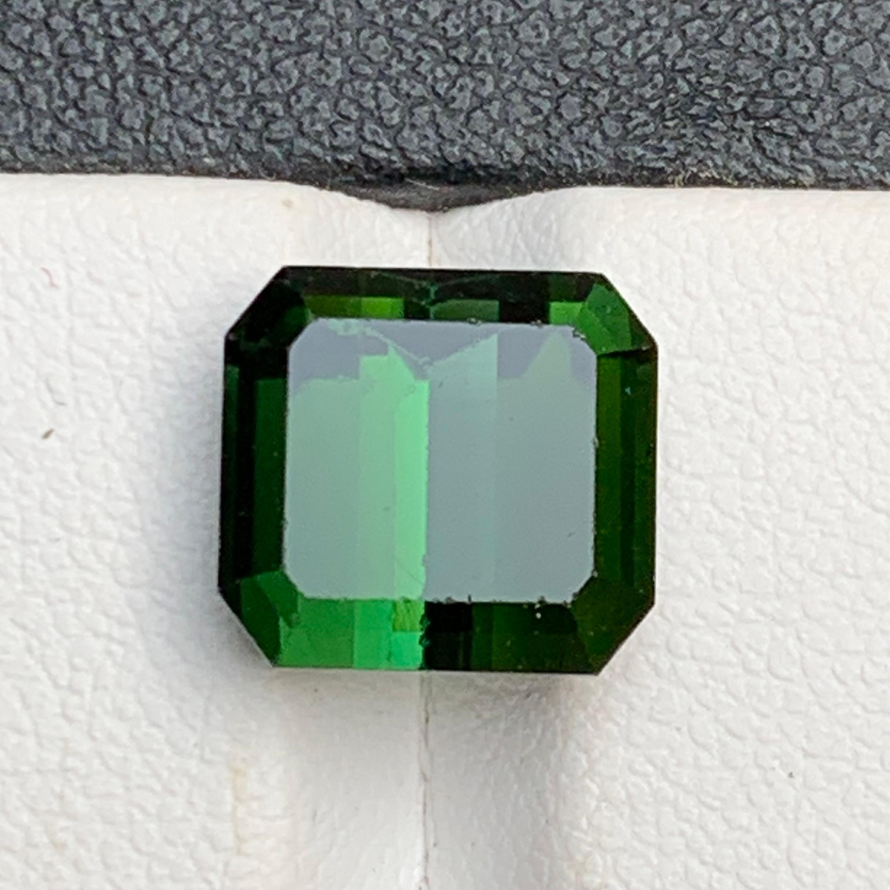Tiefgrüner, natürlicher Turmalin, loser Edelstein für Ring, Anhänger oder jede andere Schmuckfassung - Smaragdschliff!

💎 EDELSTEINART: Turmalin
⚖️ GEWICHT: 6,50 Karat
FORM & SCHNITT: Smaragd-Schliff
📏 GRÖSSE (MM): 9,78 x 10,47 x 7,23
🌈 FARBE: 