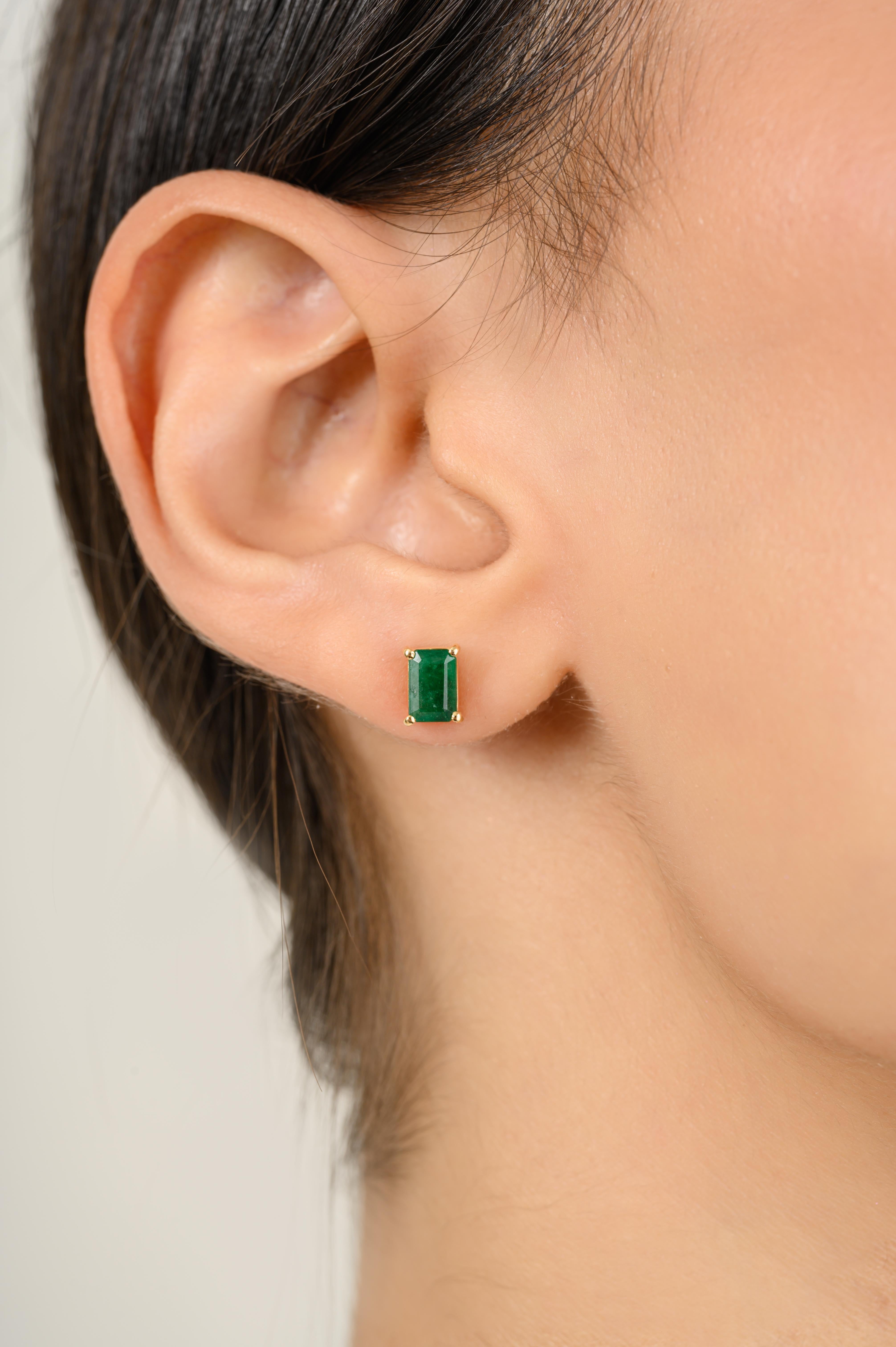 Boucles d'oreilles en or 18 carats avec émeraudes octogonales d'un vert profond pour mettre en valeur votre look. Vous aurez besoin de boucles d'oreilles pour affirmer votre look. Ces boucles d'oreilles créent un look étincelant et luxueux avec des