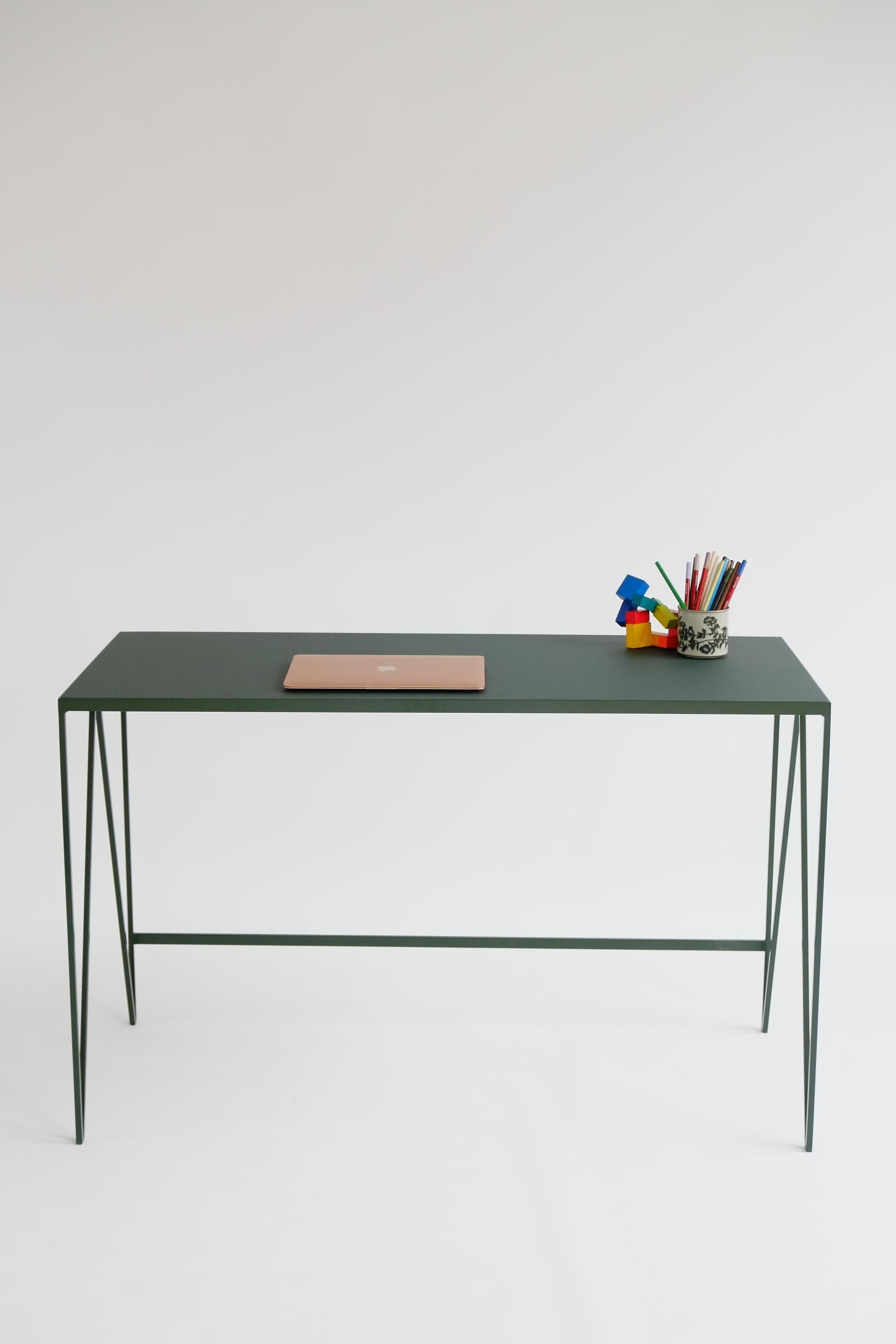 Scandinave moderne Bureau d'étude vert profond avec plateau de table en linoléum naturel, personnalisable en vente