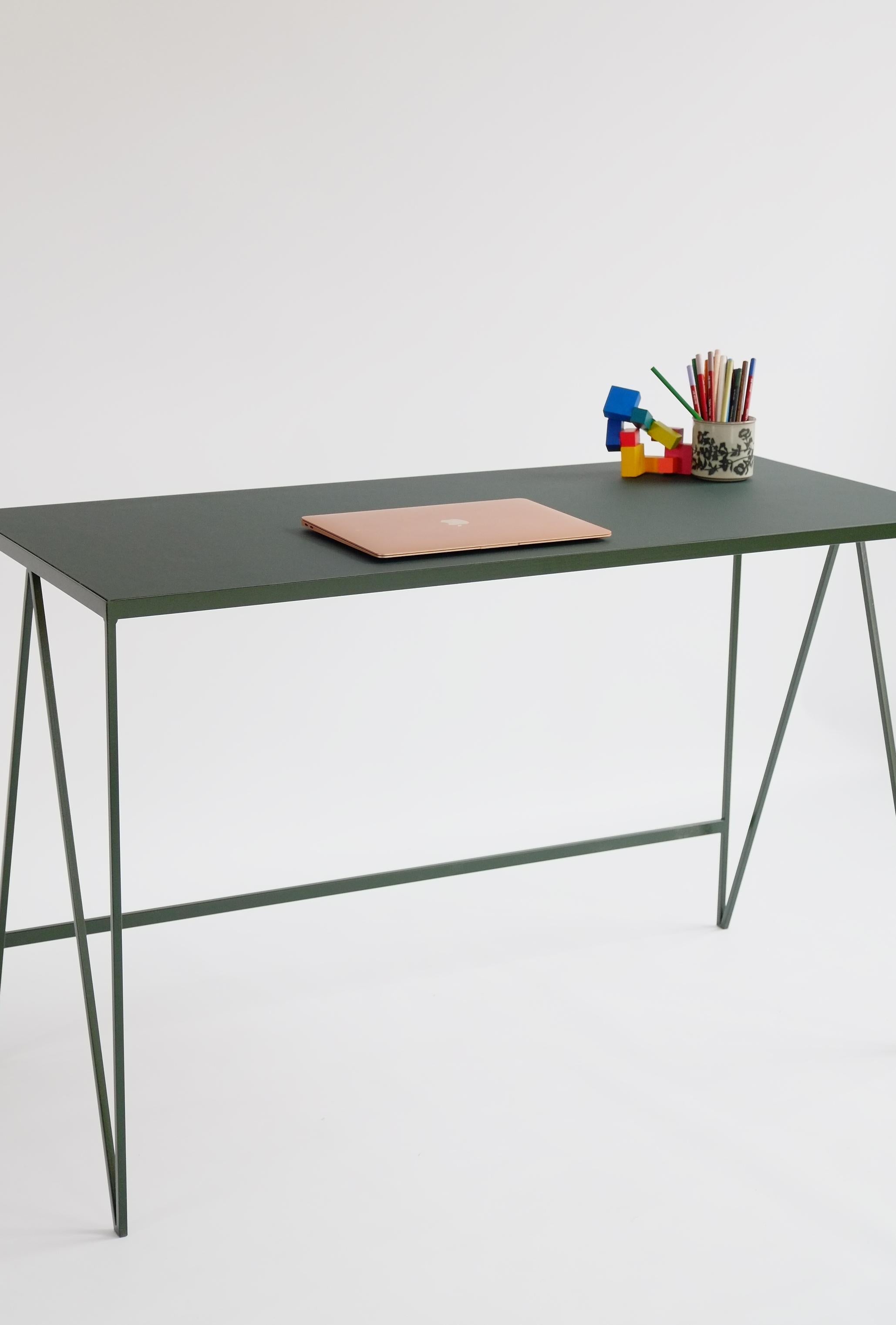 Anglais Bureau d'étude vert profond avec plateau de table en linoléum naturel, personnalisable en vente