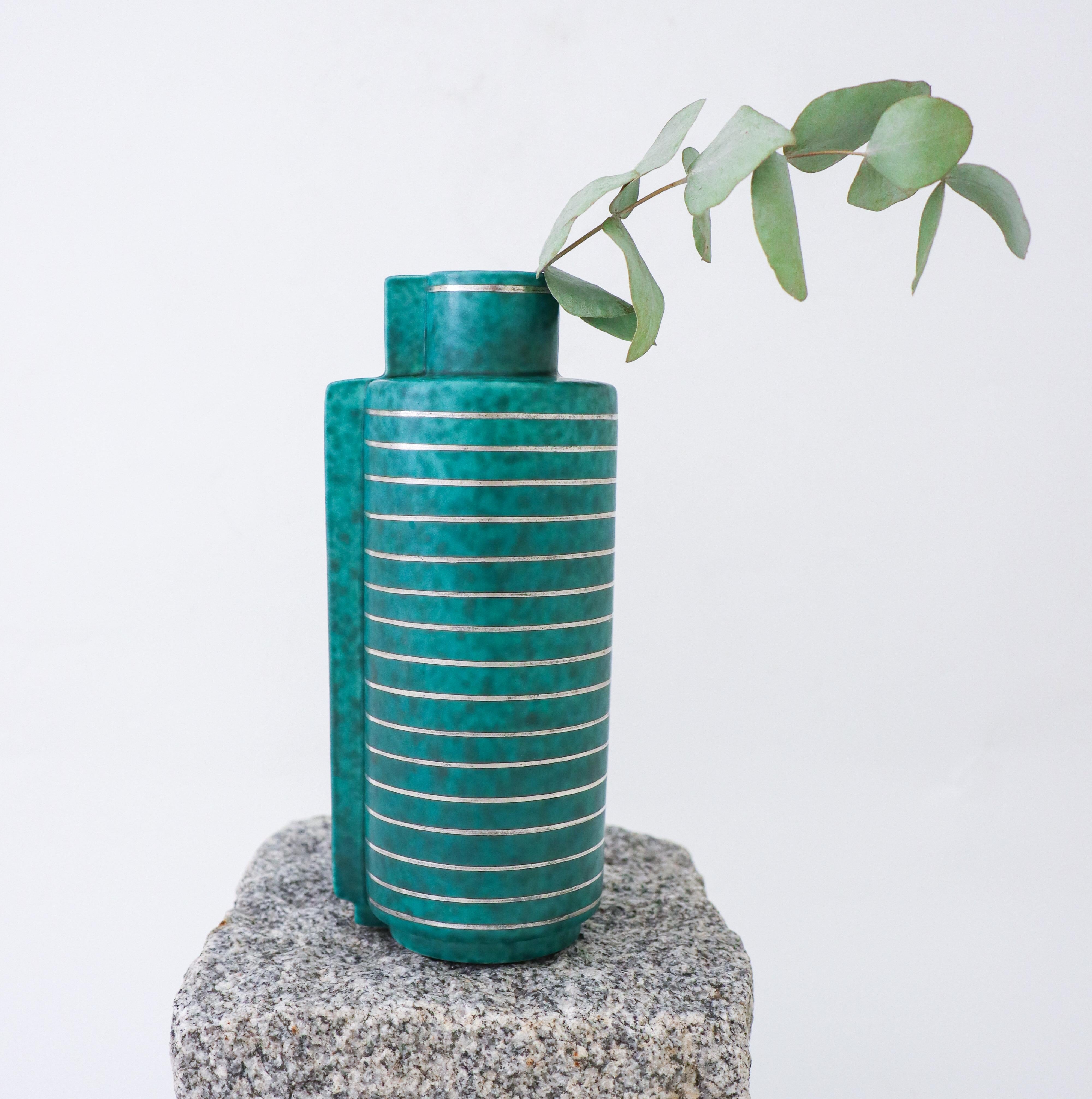 Eine Vase des Modells Argenta, entworfen von Wilhelm Kåge in Gustavsberg. Diese Vase ist 19 cm hoch. Es ist in ausgezeichnetem Zustand und wie auf dem Foto markiert. Das Dekor ist in Silber gehalten. 