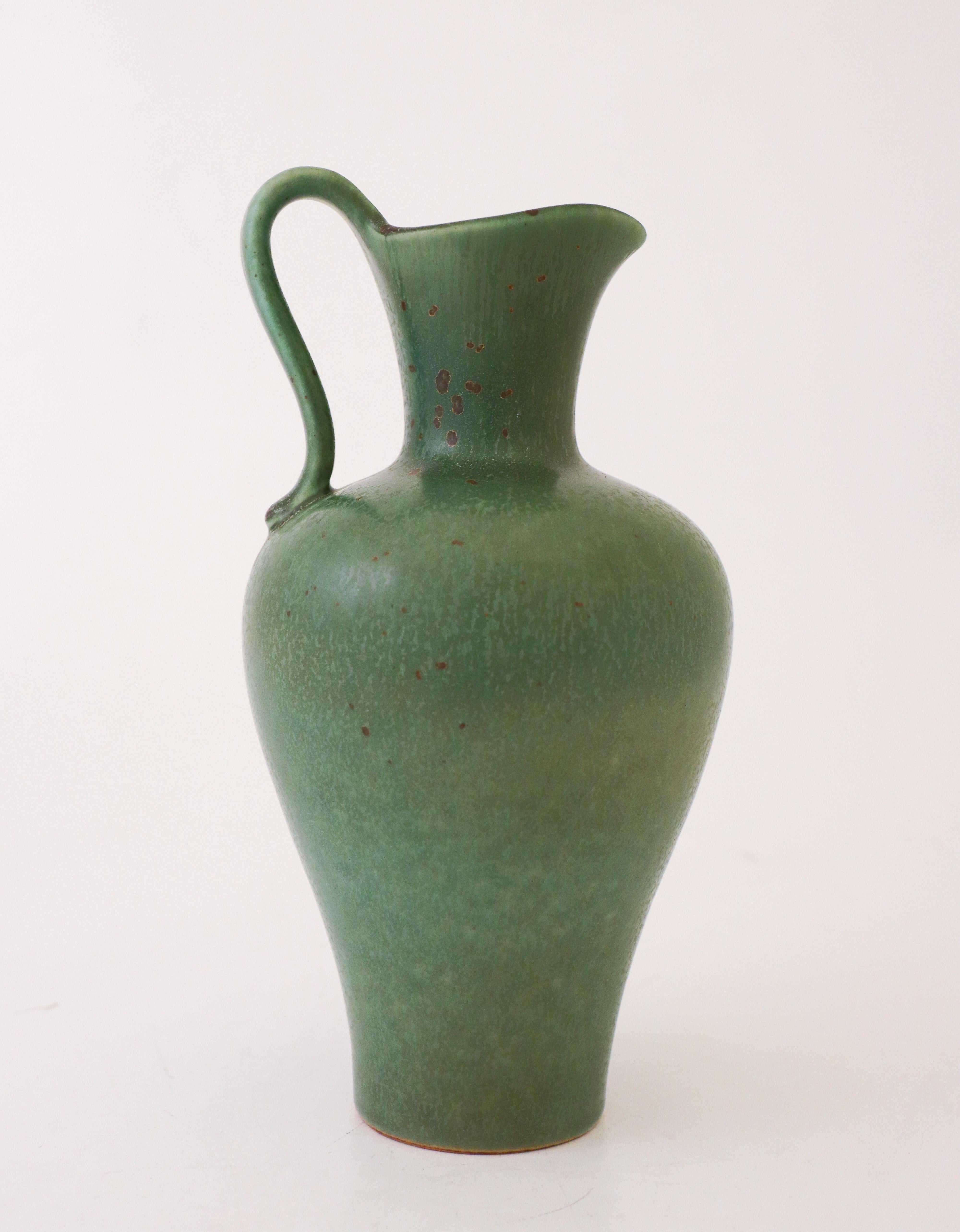 Eine tiefgrüne Vase mit schöner Glasur, entworfen von Gunnar Nylund in Rörstrand. Die Vase ist 22,5 cm (9