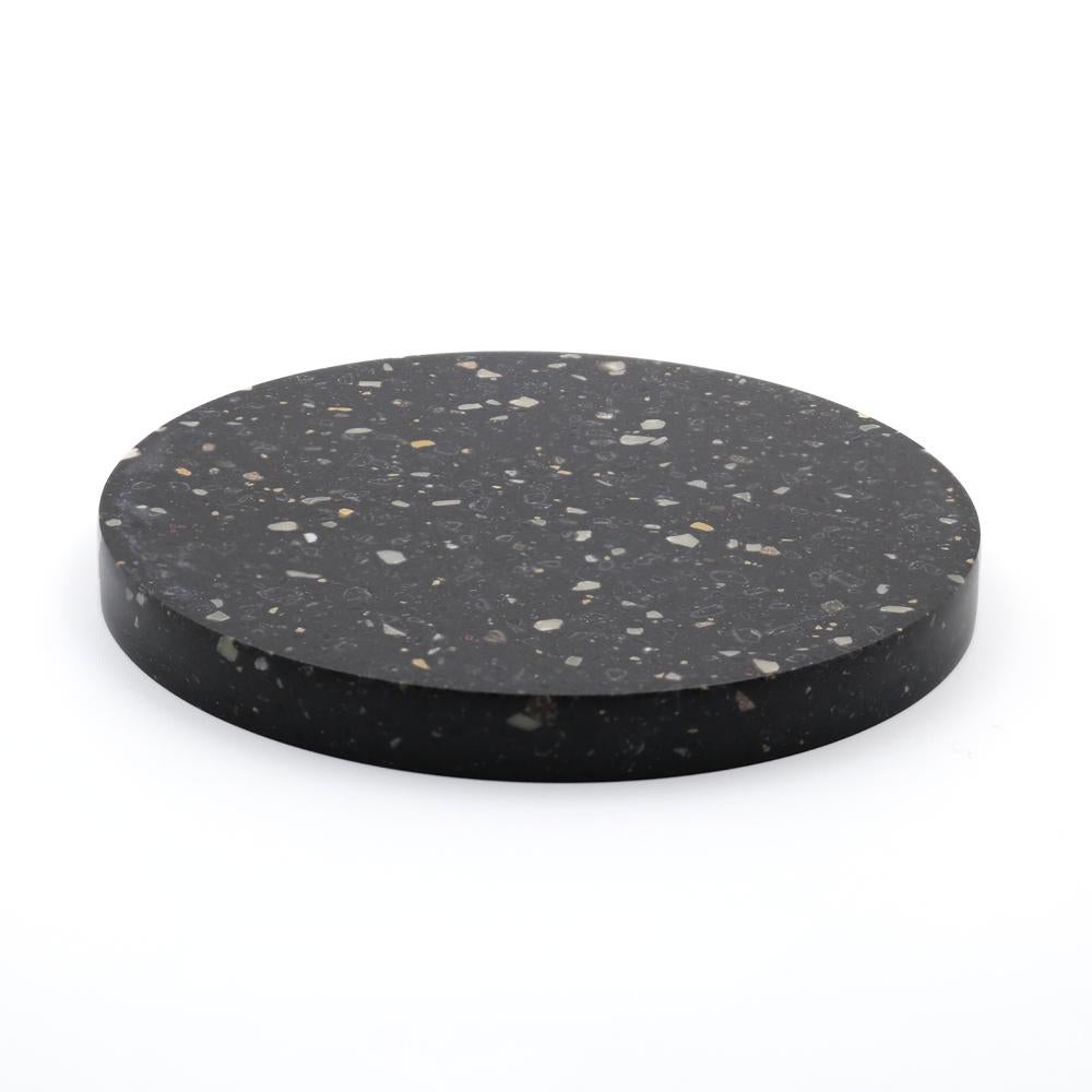 Minimalismo - Base in corian Deep Night Sky, piccola, caricatore wireless da 15W in vendita