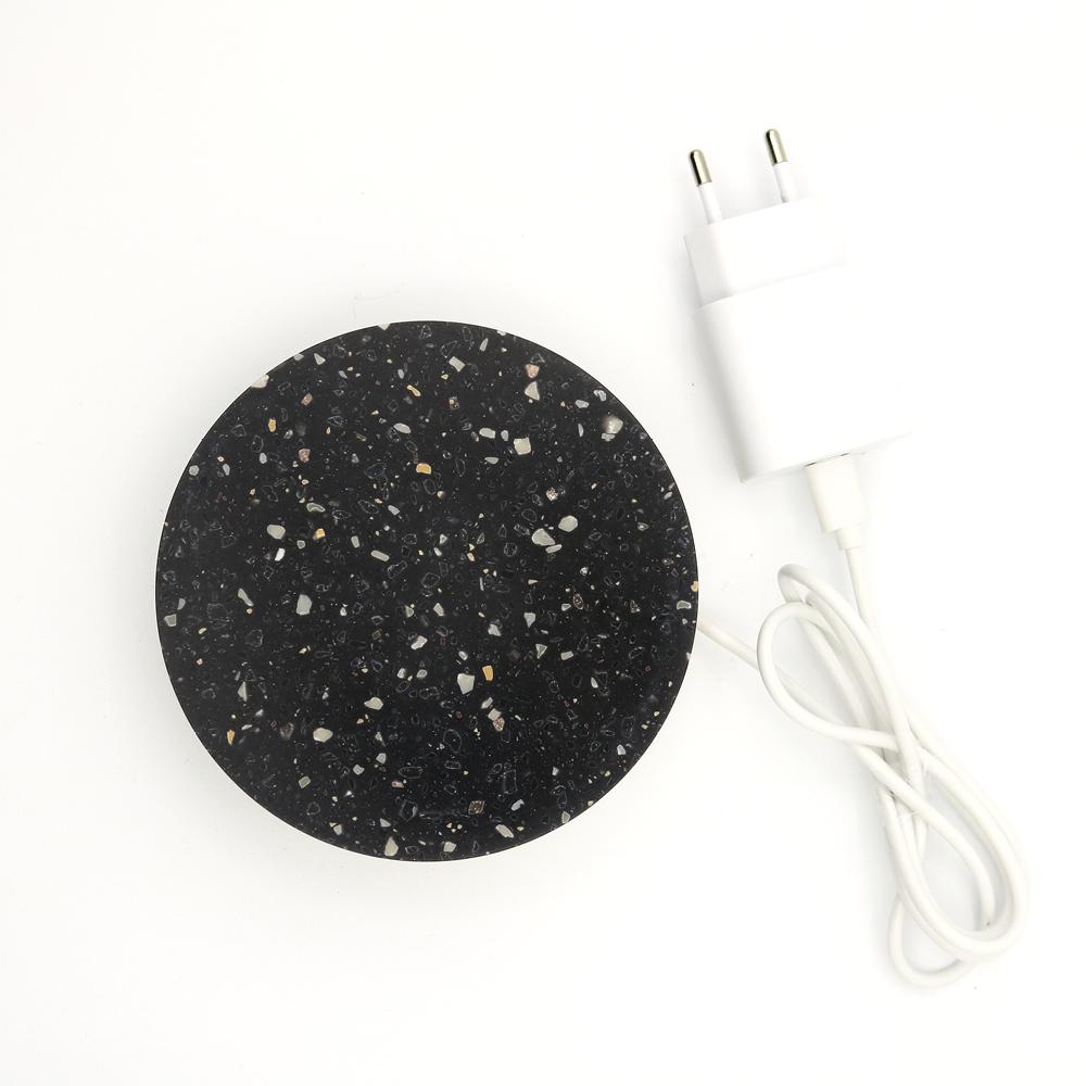 Europeo - Base in corian Deep Night Sky, piccola, caricatore wireless da 15W in vendita