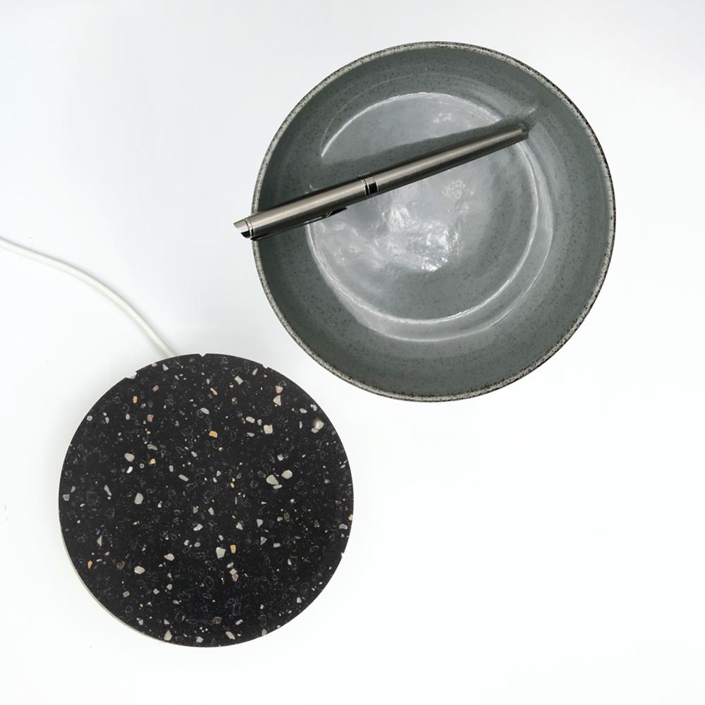 - Base in corian Deep Night Sky, piccola, caricatore wireless da 15W In condizioni Nuovo in vendita a Milano, IT